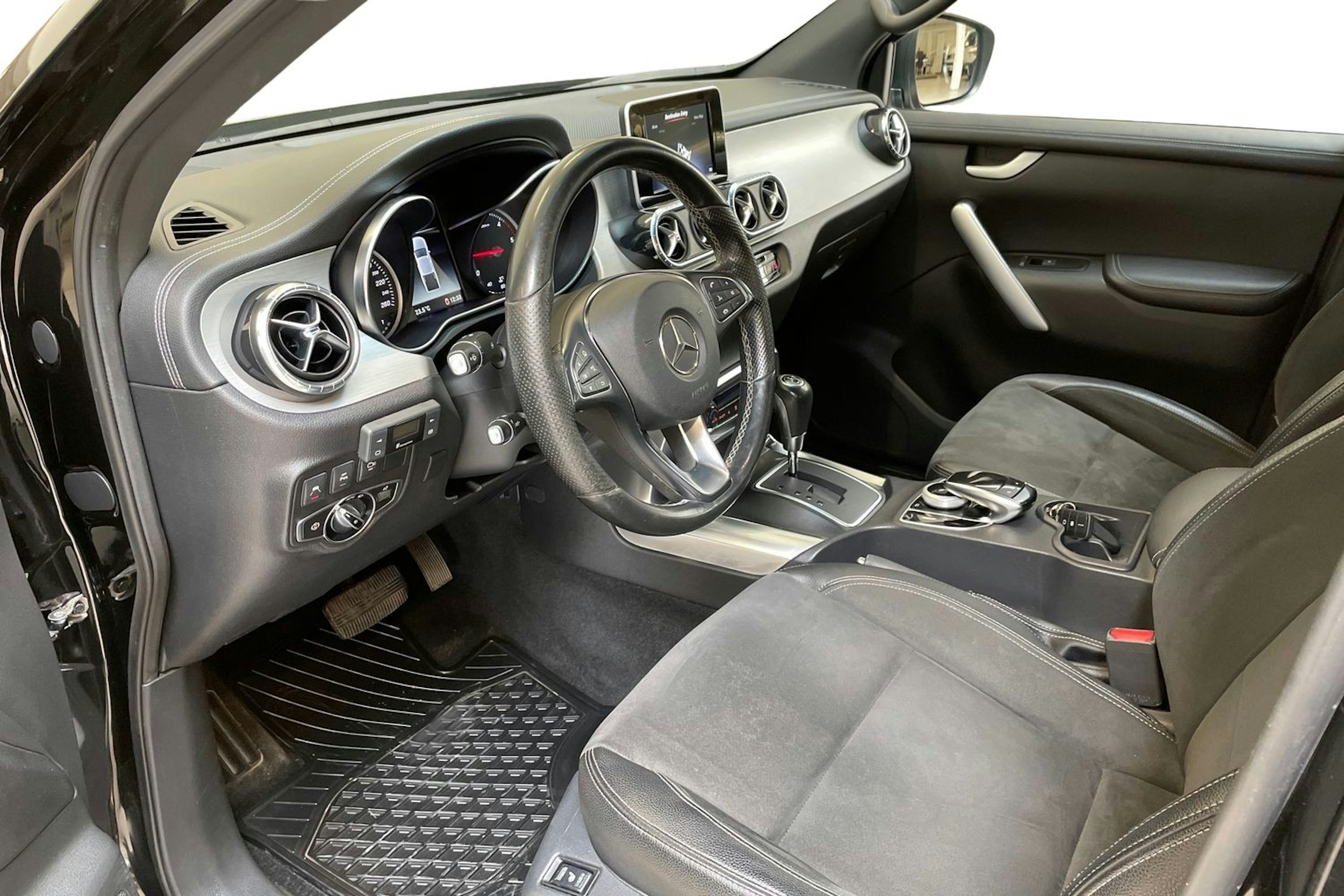 musta Mercedes-Benz X 2018 kuva 7.