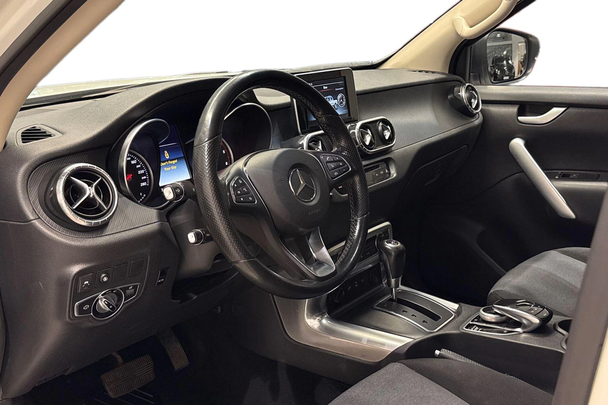 valkoinen Mercedes-Benz X 2020 kuva 8.