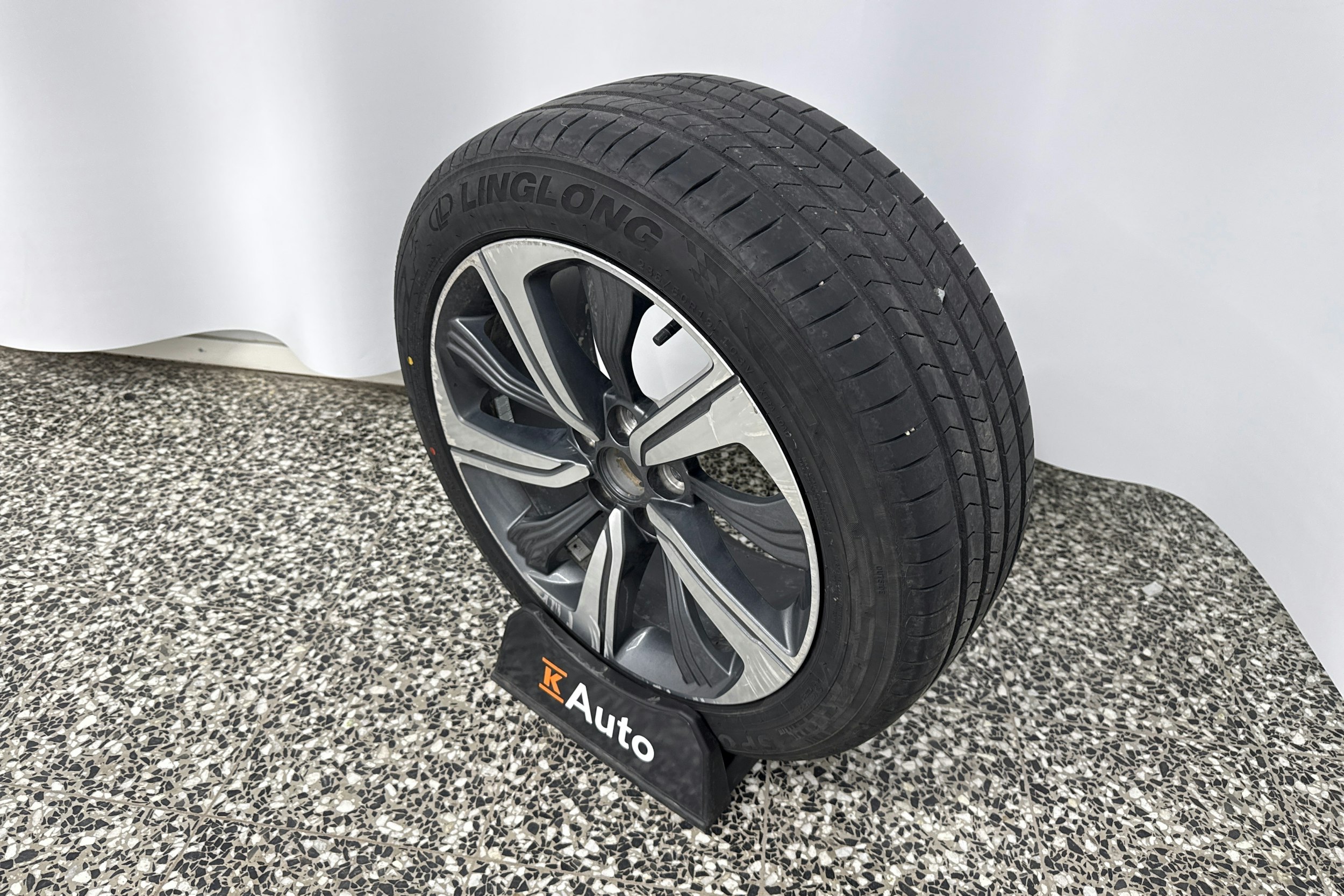 harmaa MG Marvel R 2023 kuva 13.