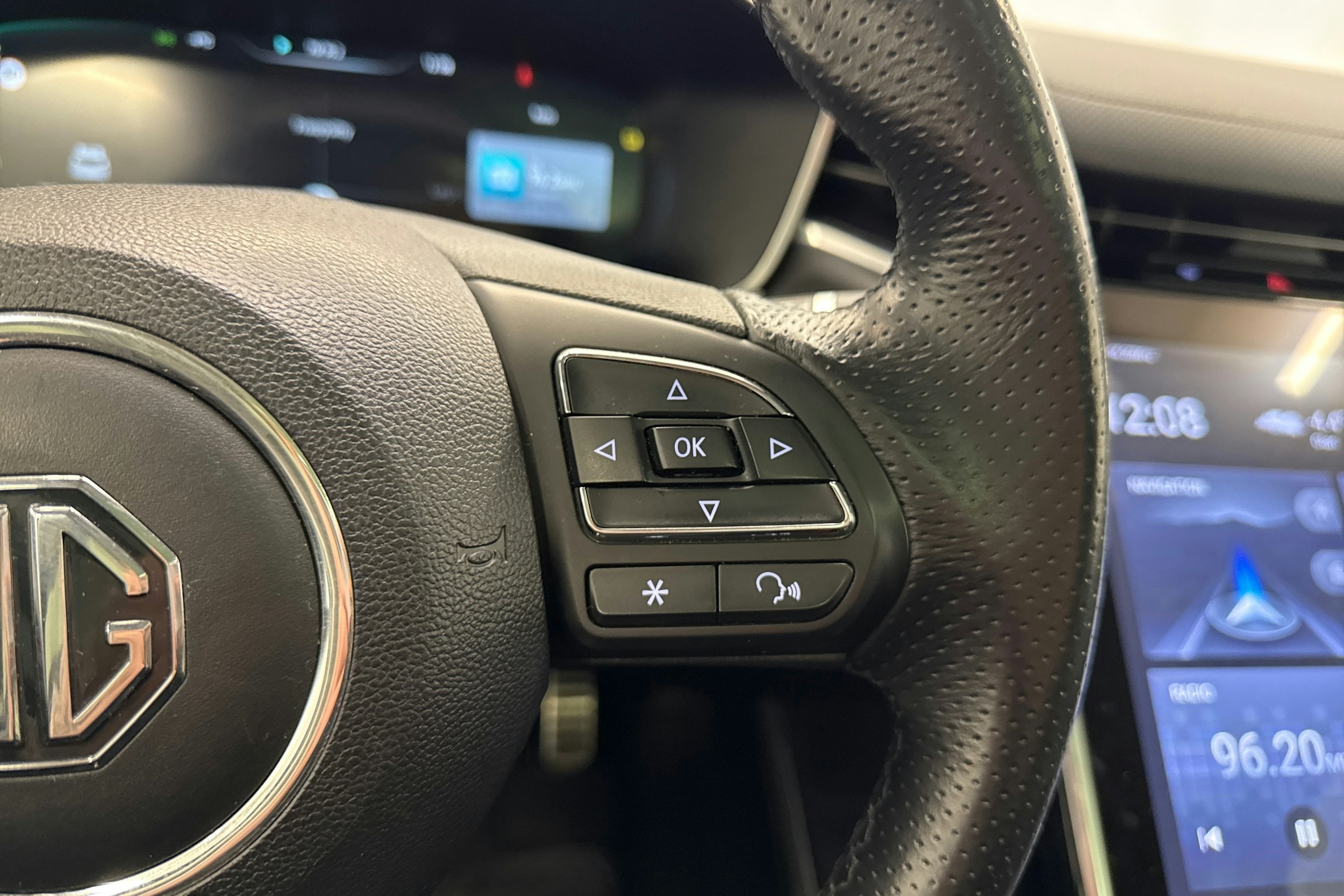 harmaa MG Marvel R 2023 kuva 16.