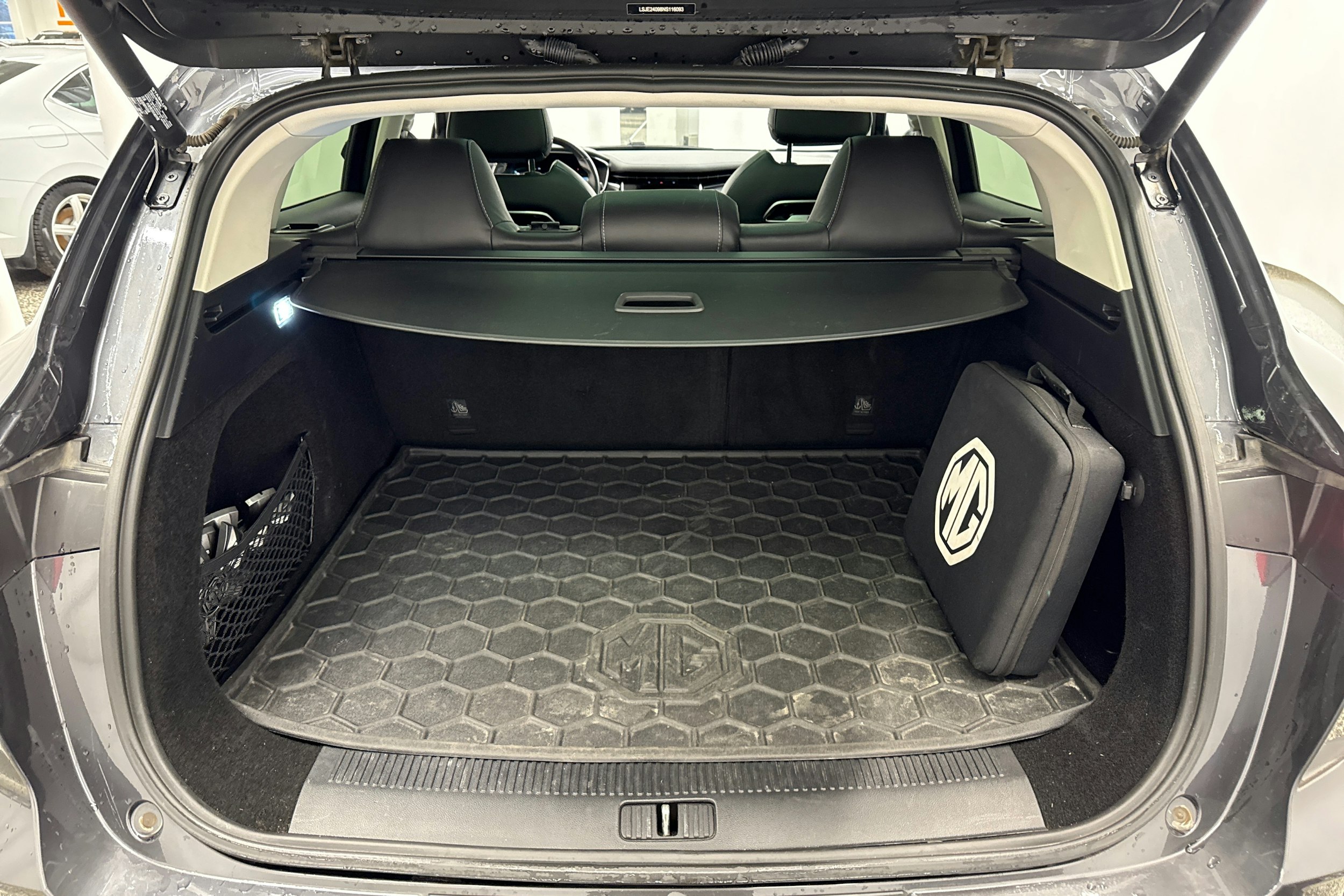 harmaa MG Marvel R 2023 kuva 28.