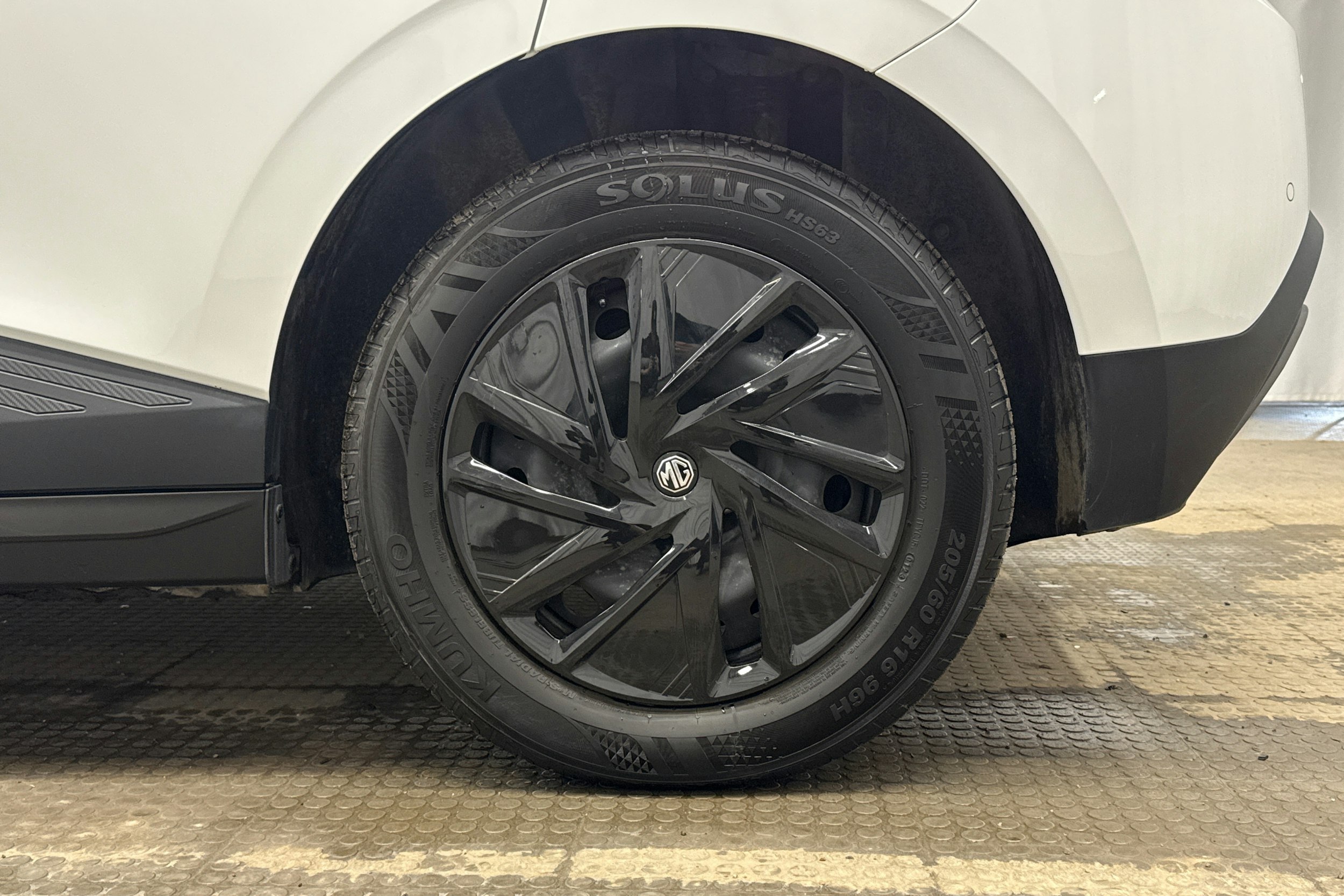 valkoinen MG MG4 2023 kuva 13.