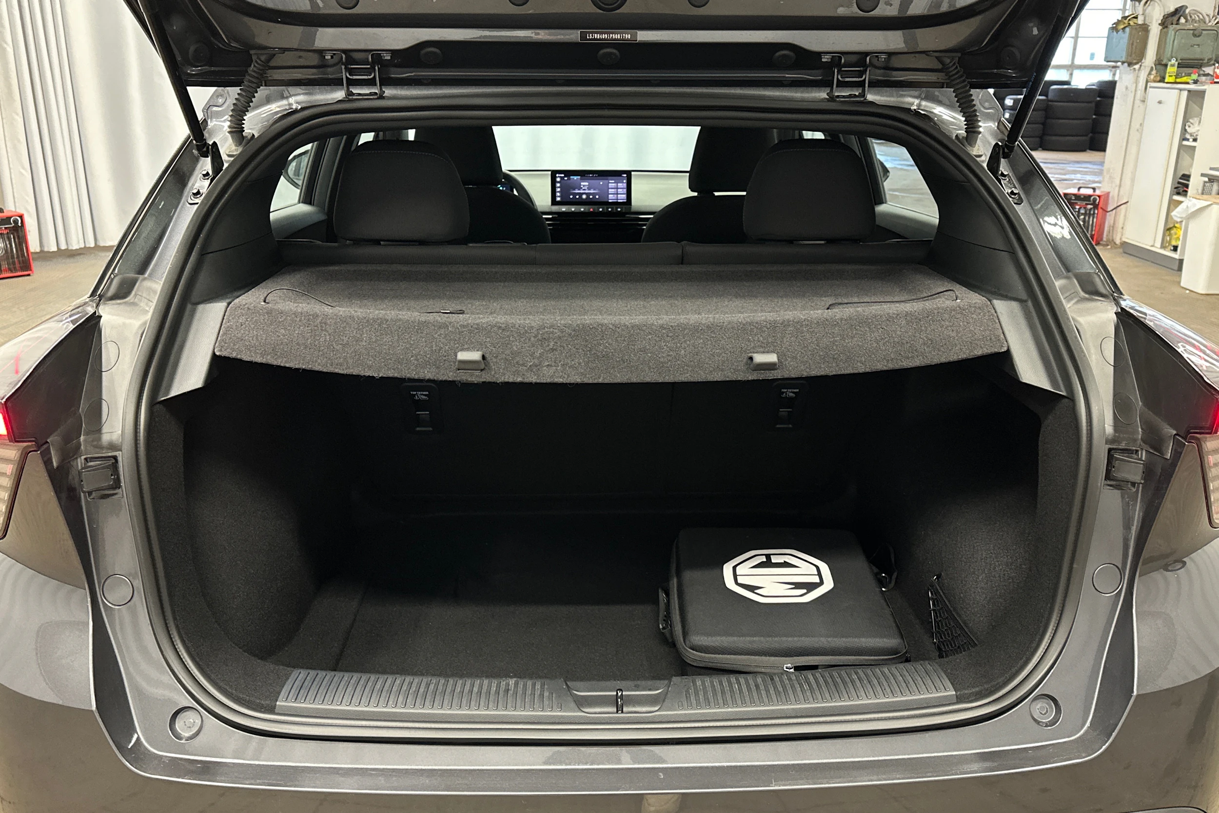 harmaa MG MG4 2023 kuva 11.