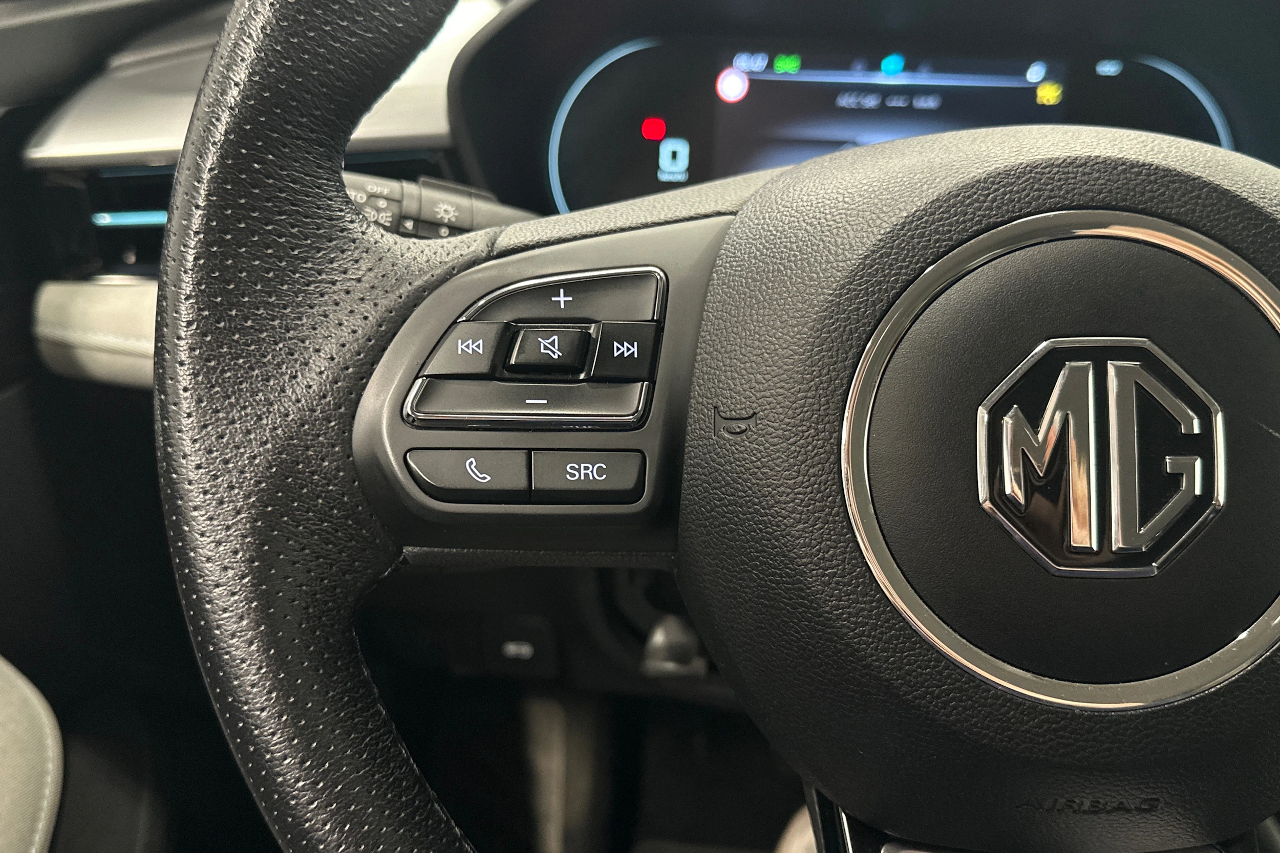 musta MG MG5 2022 kuva 15.