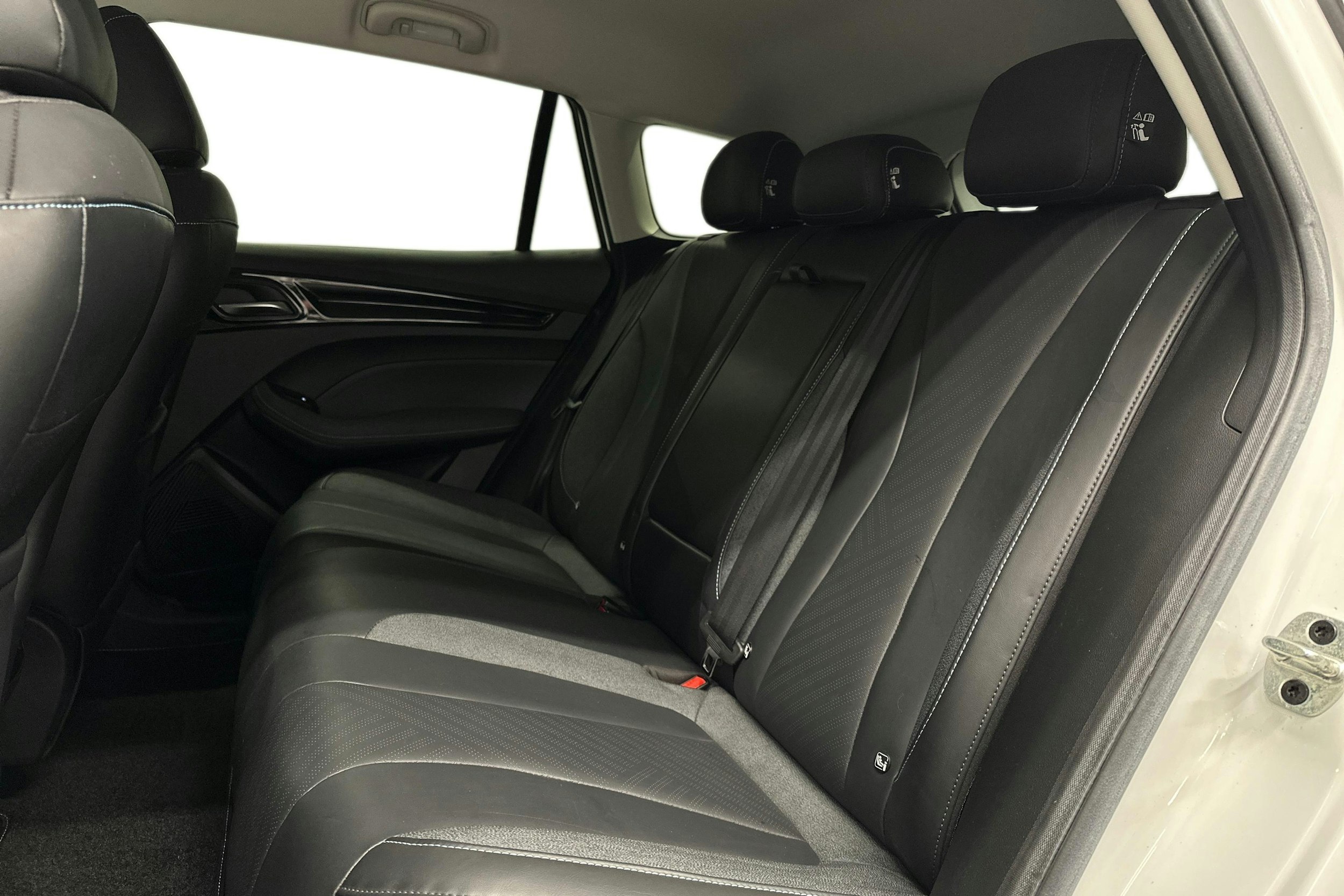 valkoinen MG MG5 2022 kuva 8.