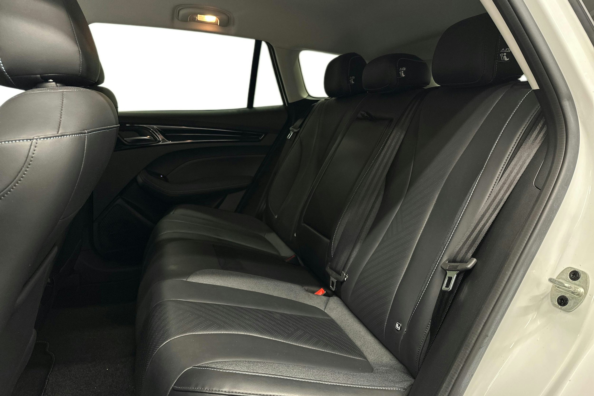 valkoinen MG MG5 2022 kuva 8.