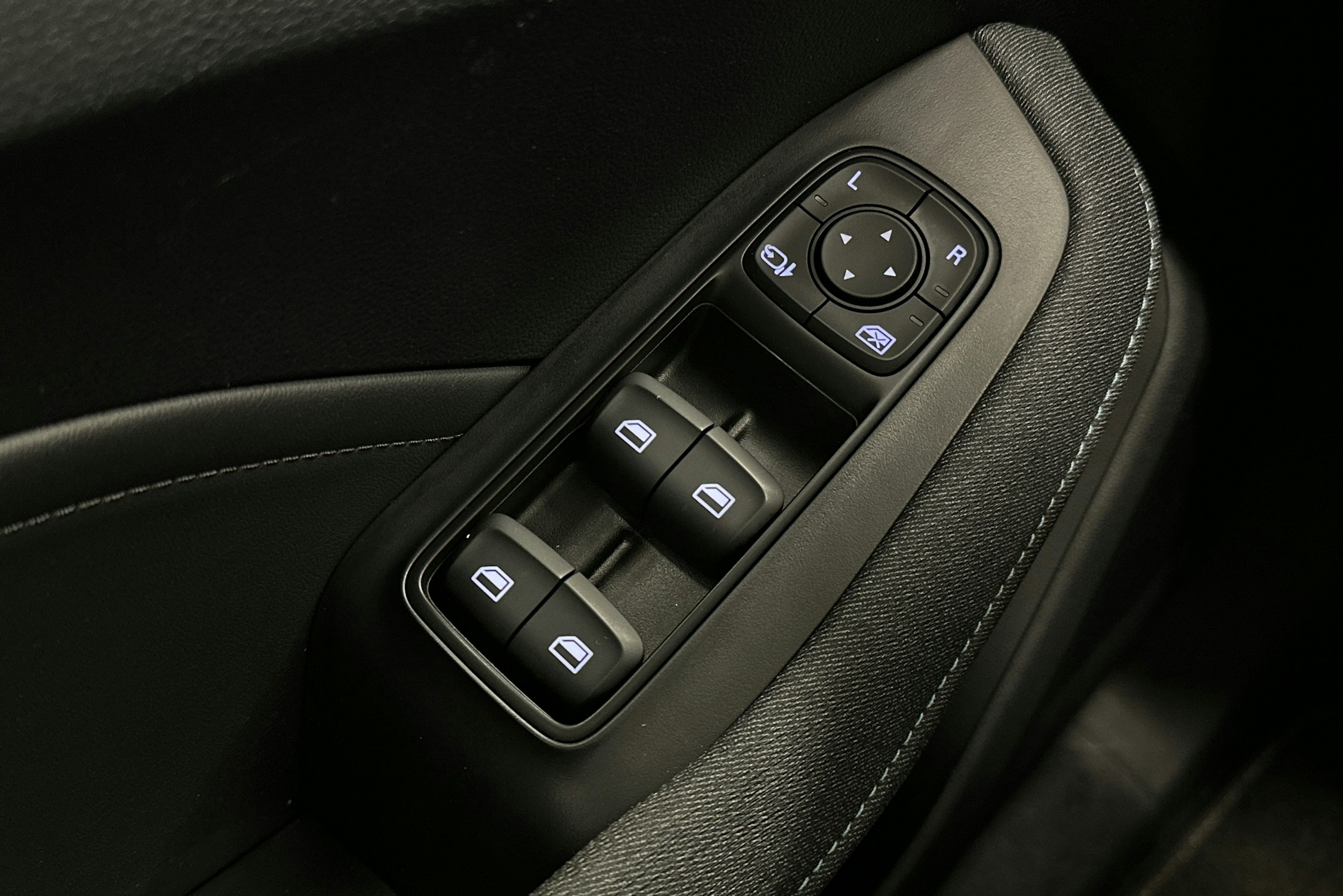 valkoinen MG MG5 2022 kuva 29.