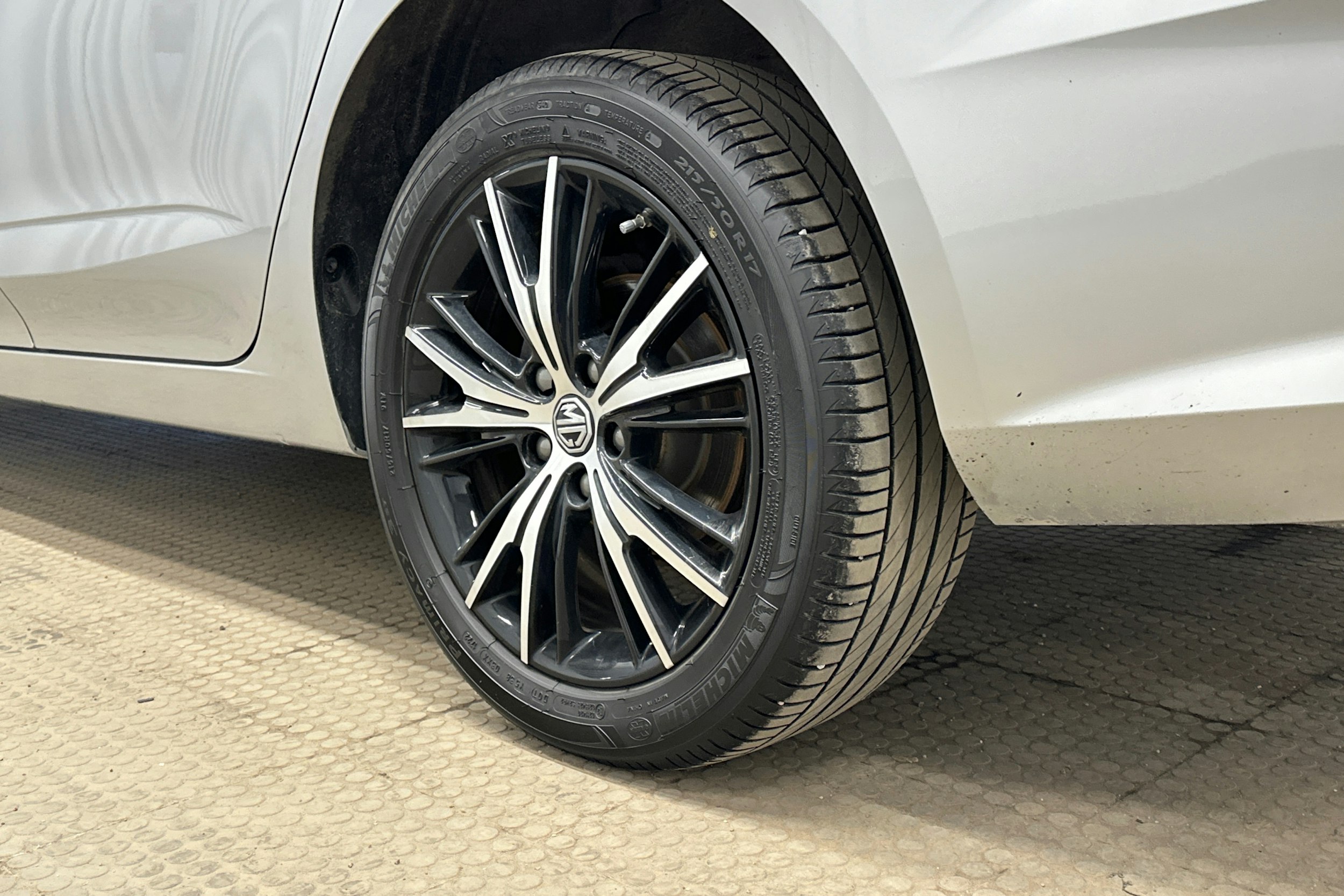 harmaa MG MG5 2022 kuva 13.