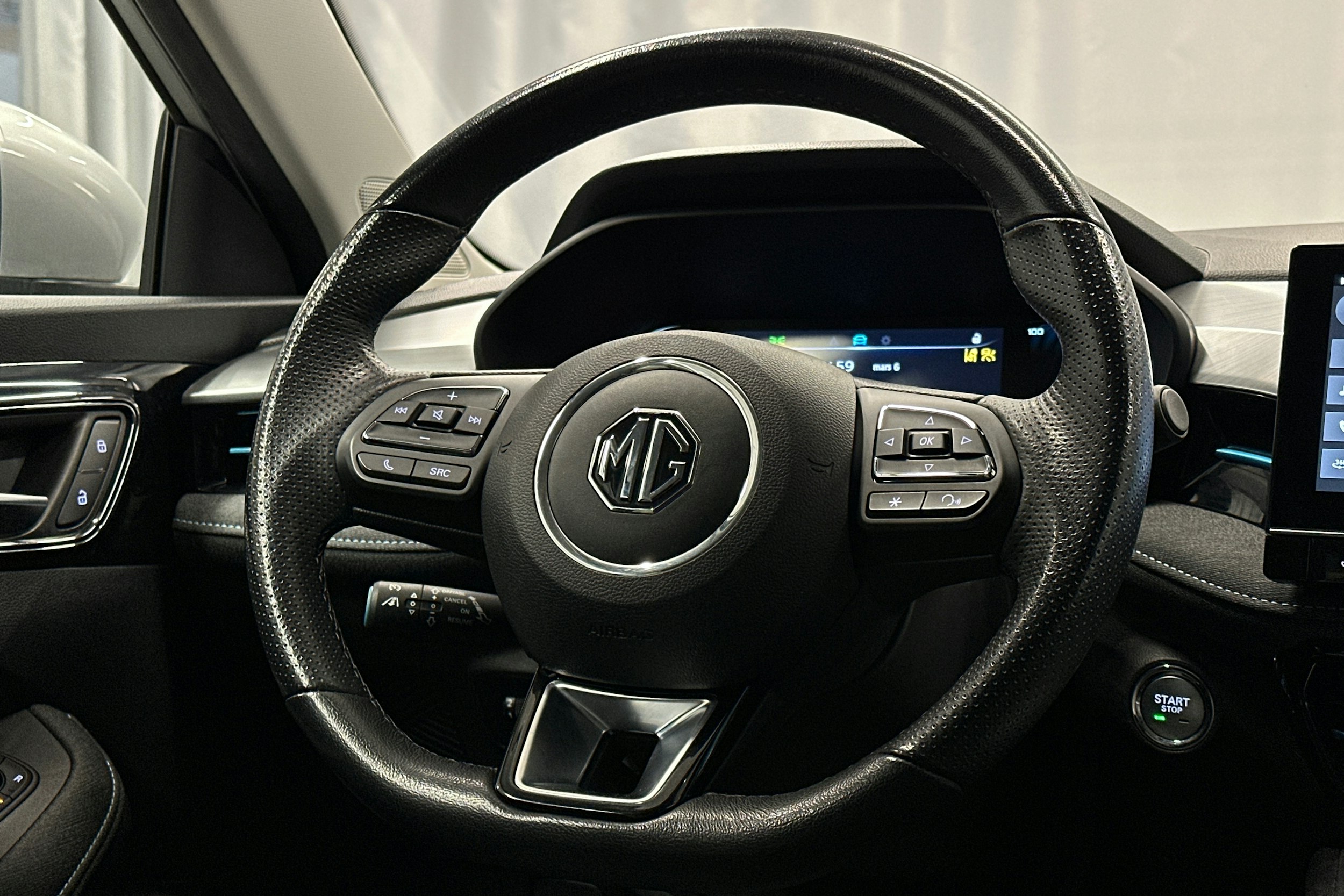 harmaa MG MG5 2022 kuva 17.