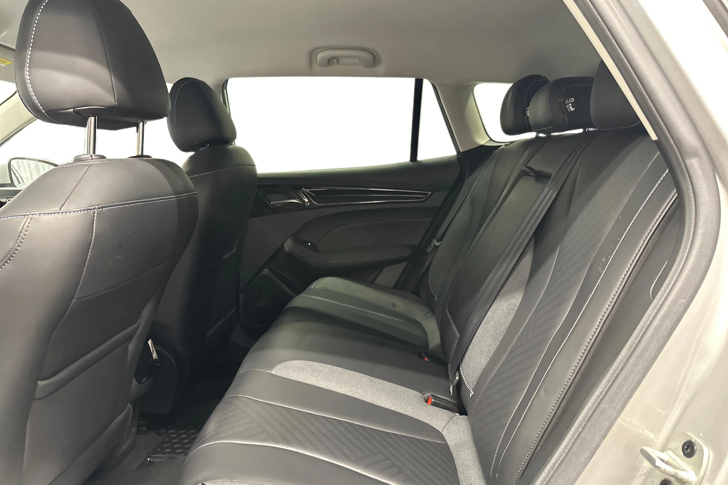 harmaa MG MG5 2022 kuva 8.