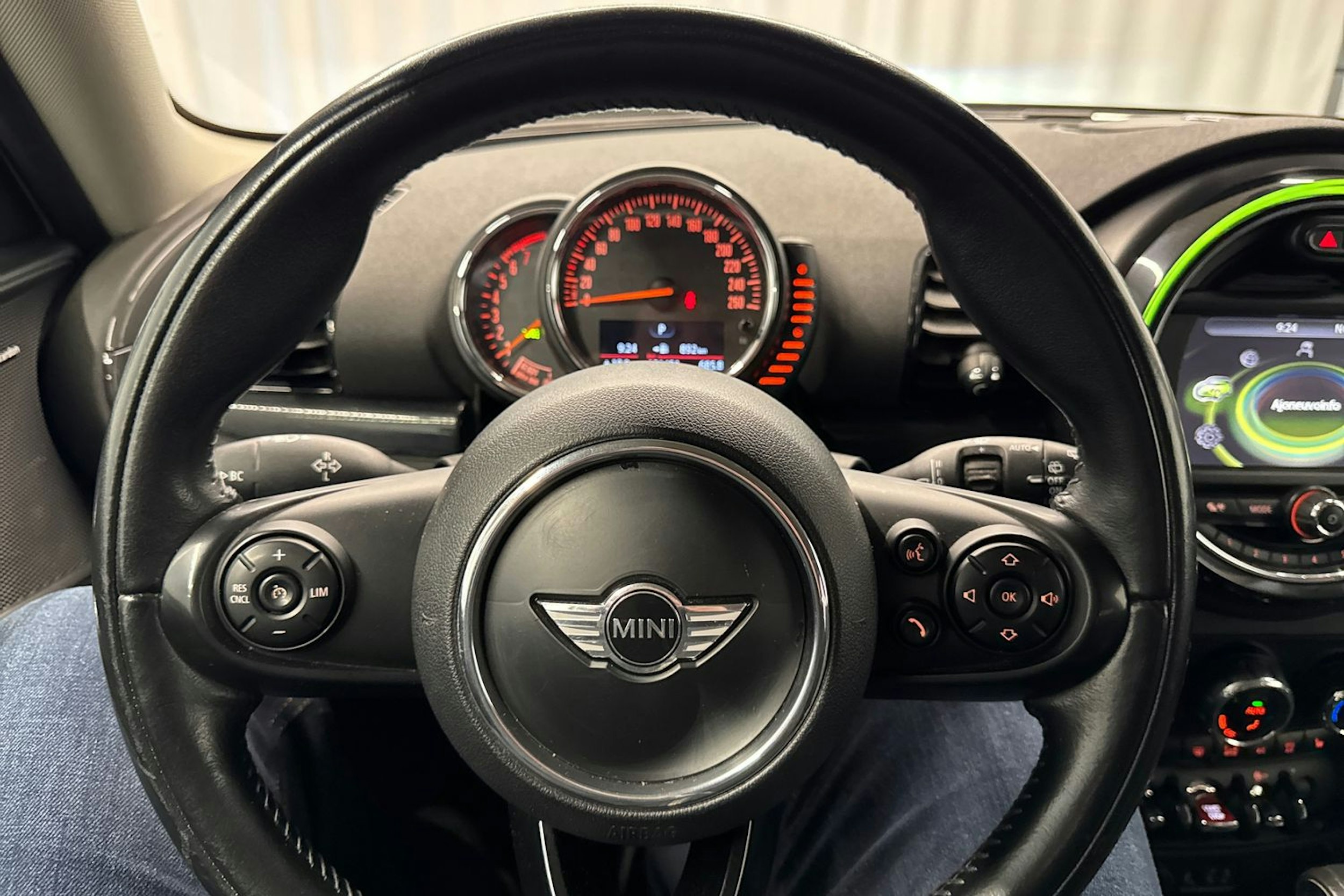 valkoinen Mini Clubman 2016 kuva 14.
