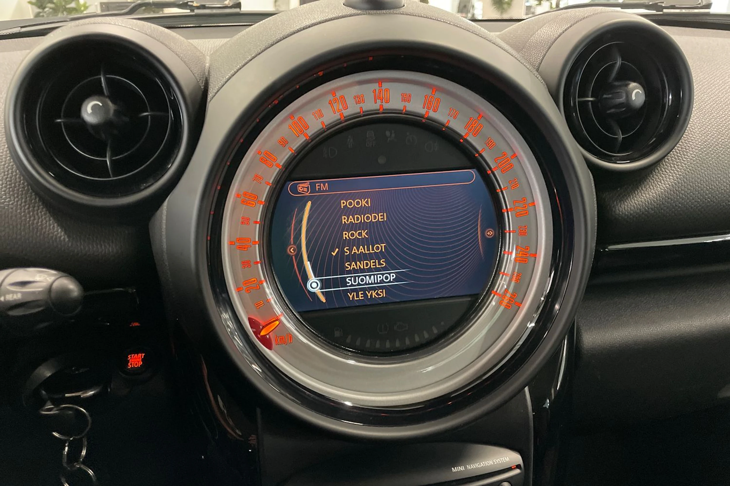 punainen Mini Cooper 2013 kuva 12.