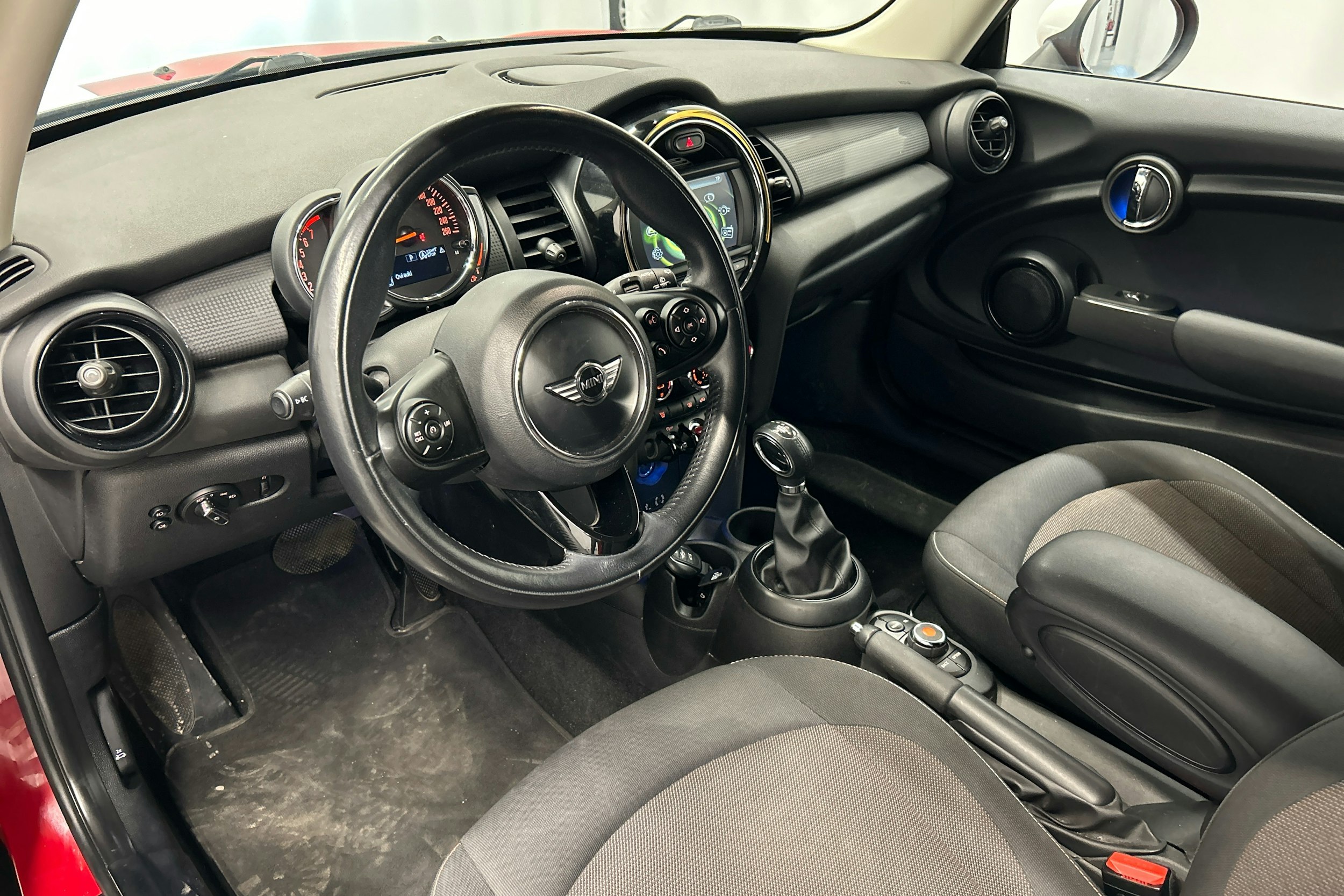 punainen Mini Cooper 2018 kuva 6.