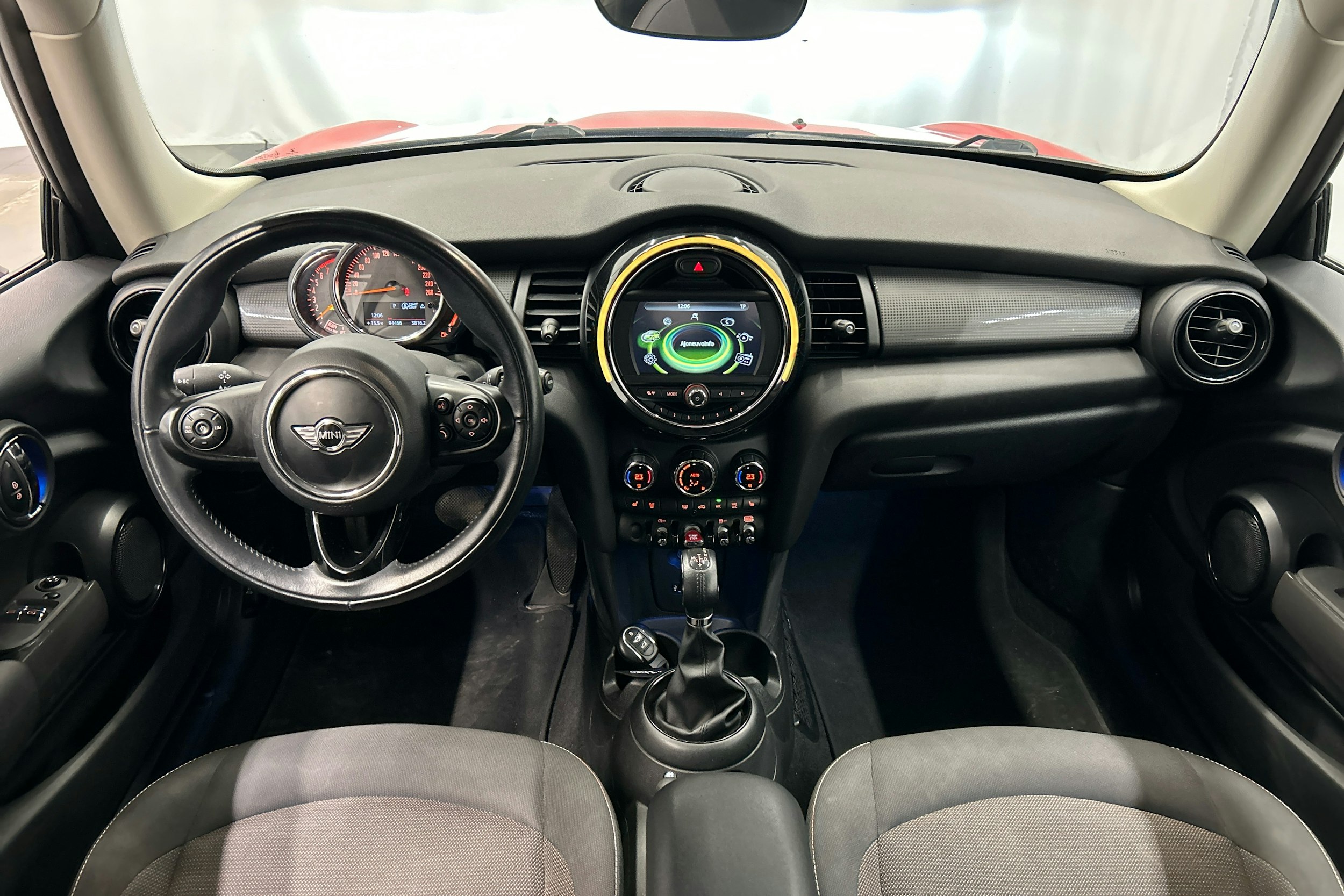 punainen Mini Cooper 2018 kuva 7.