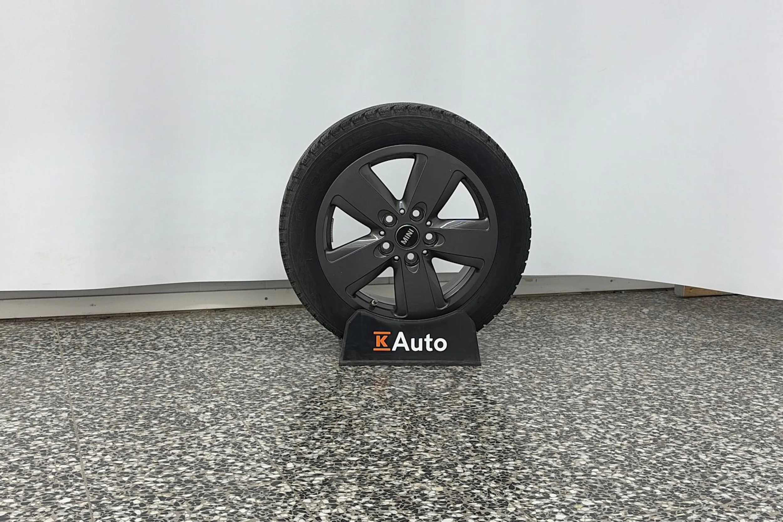 valkoinen Mini Cooper 2020 kuva 13.