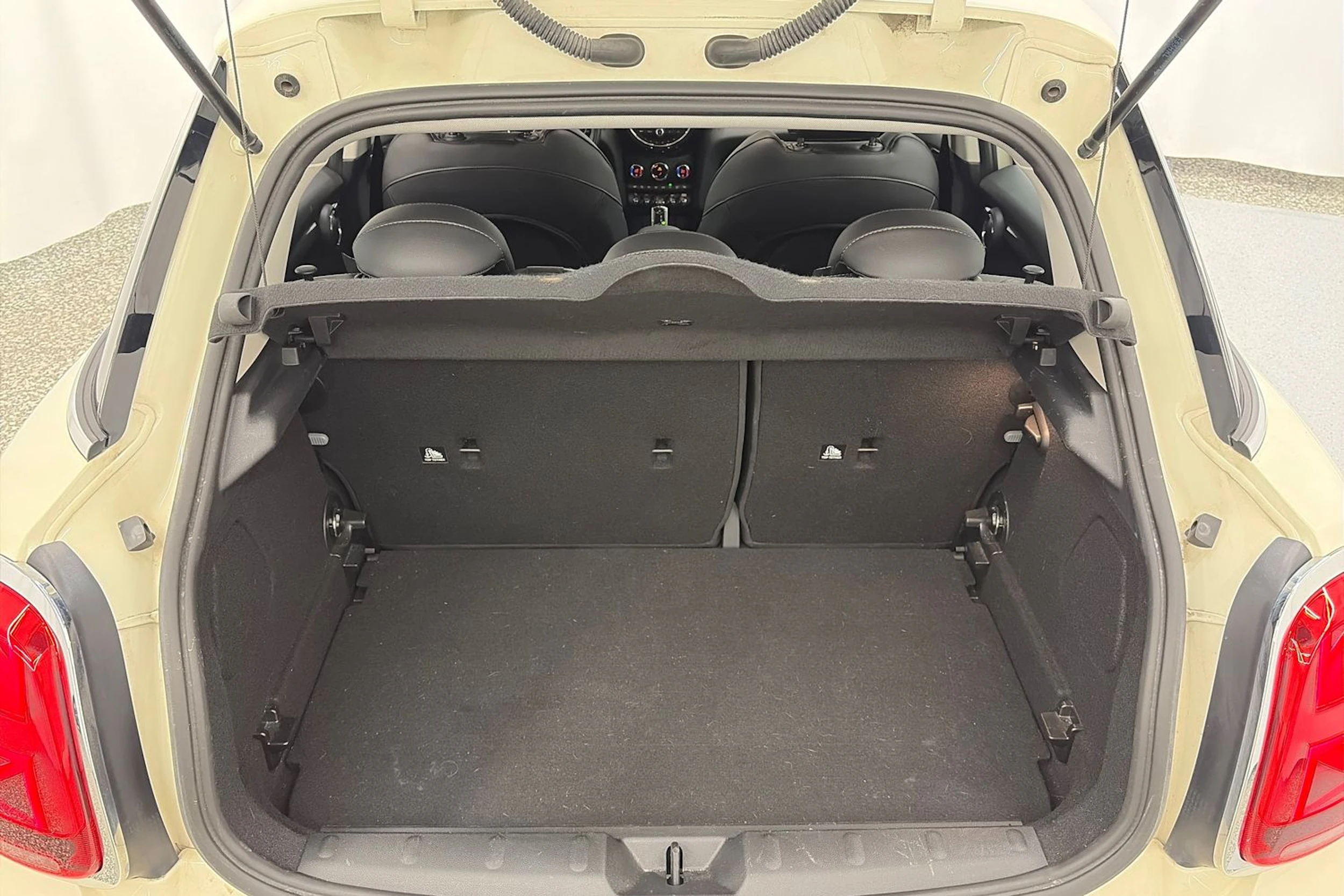 valkoinen Mini Cooper 2020 kuva 15.