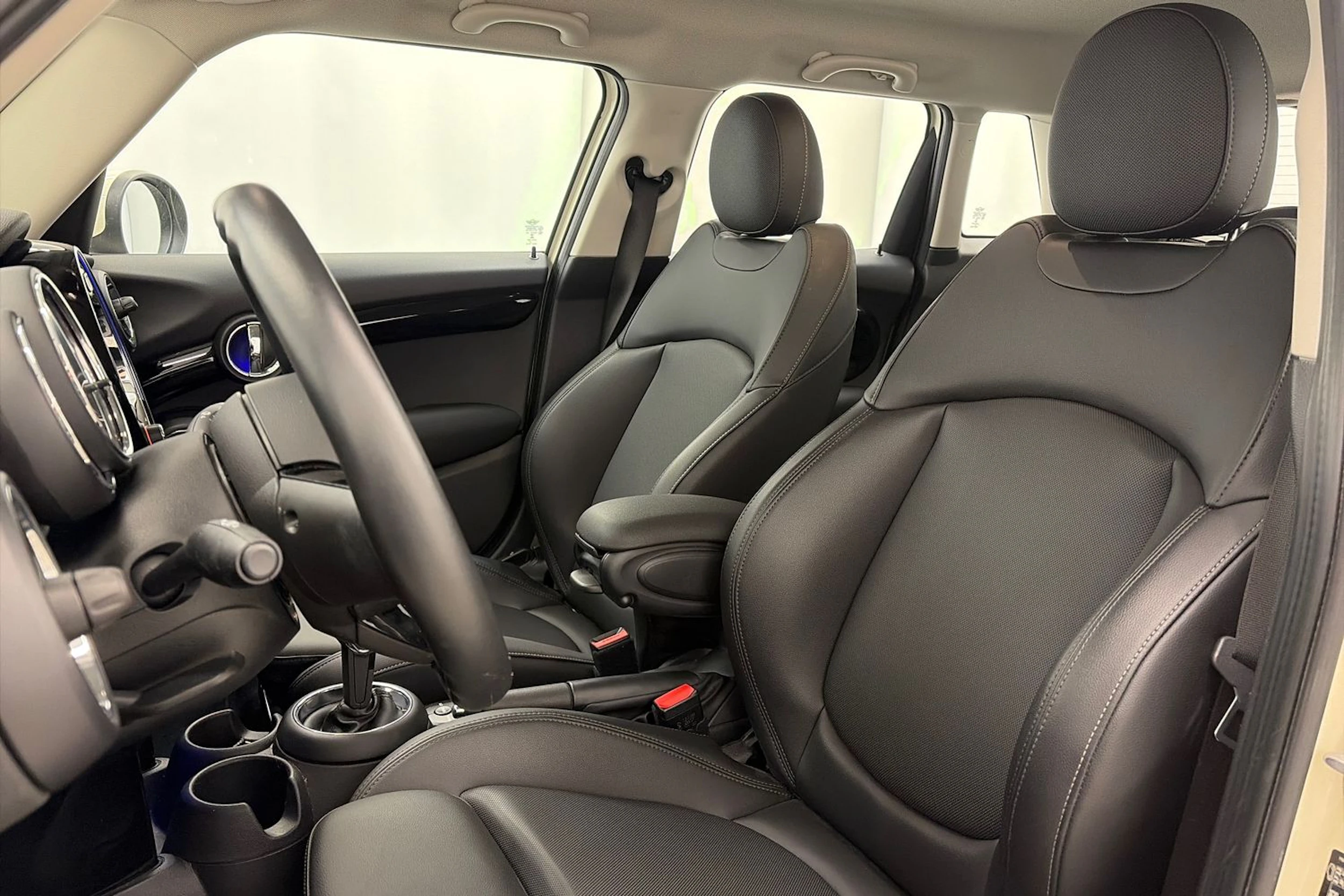 valkoinen Mini Cooper 2020 kuva 16.