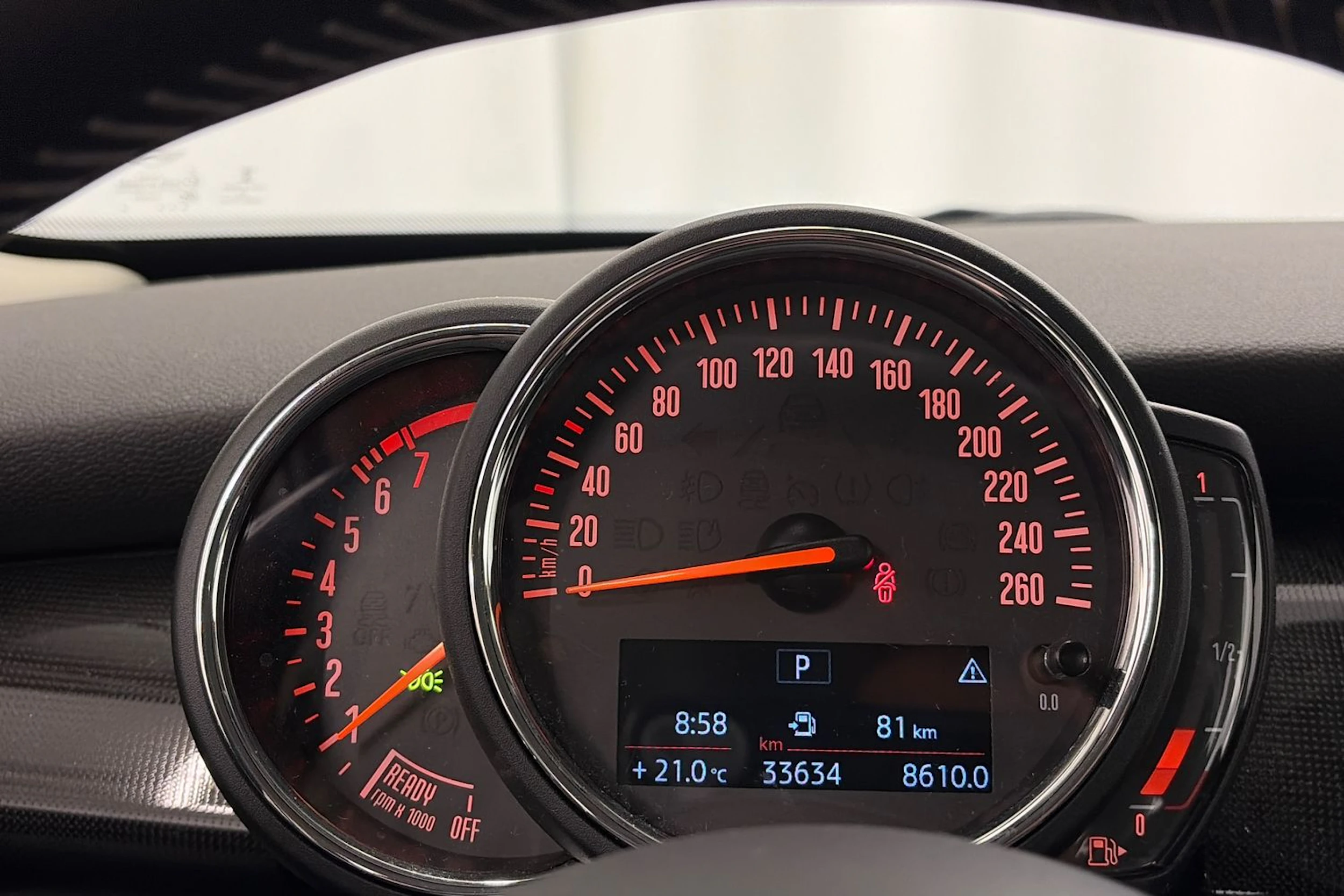 valkoinen Mini Cooper 2020 kuva 17.