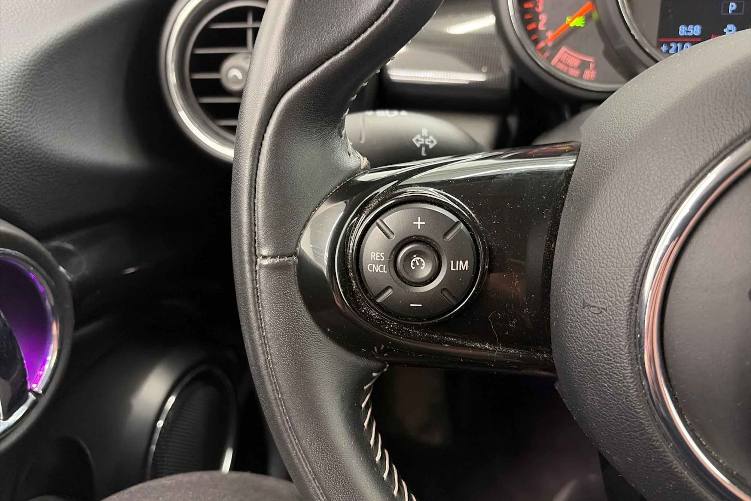 valkoinen Mini Cooper 2020 kuva 18.