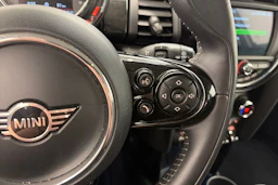 valkoinen Mini Cooper 2020 kuva 19.