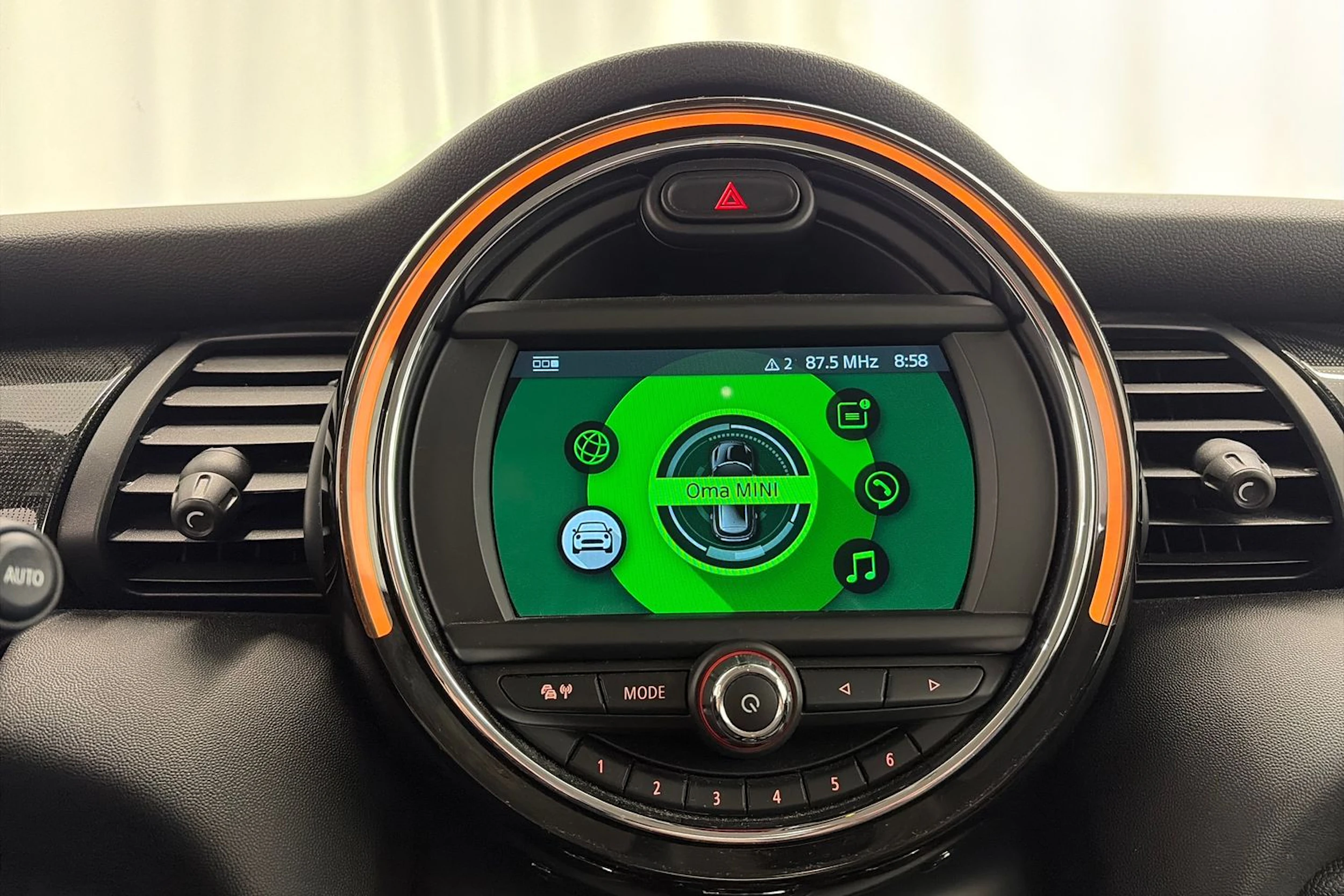 valkoinen Mini Cooper 2020 kuva 20.