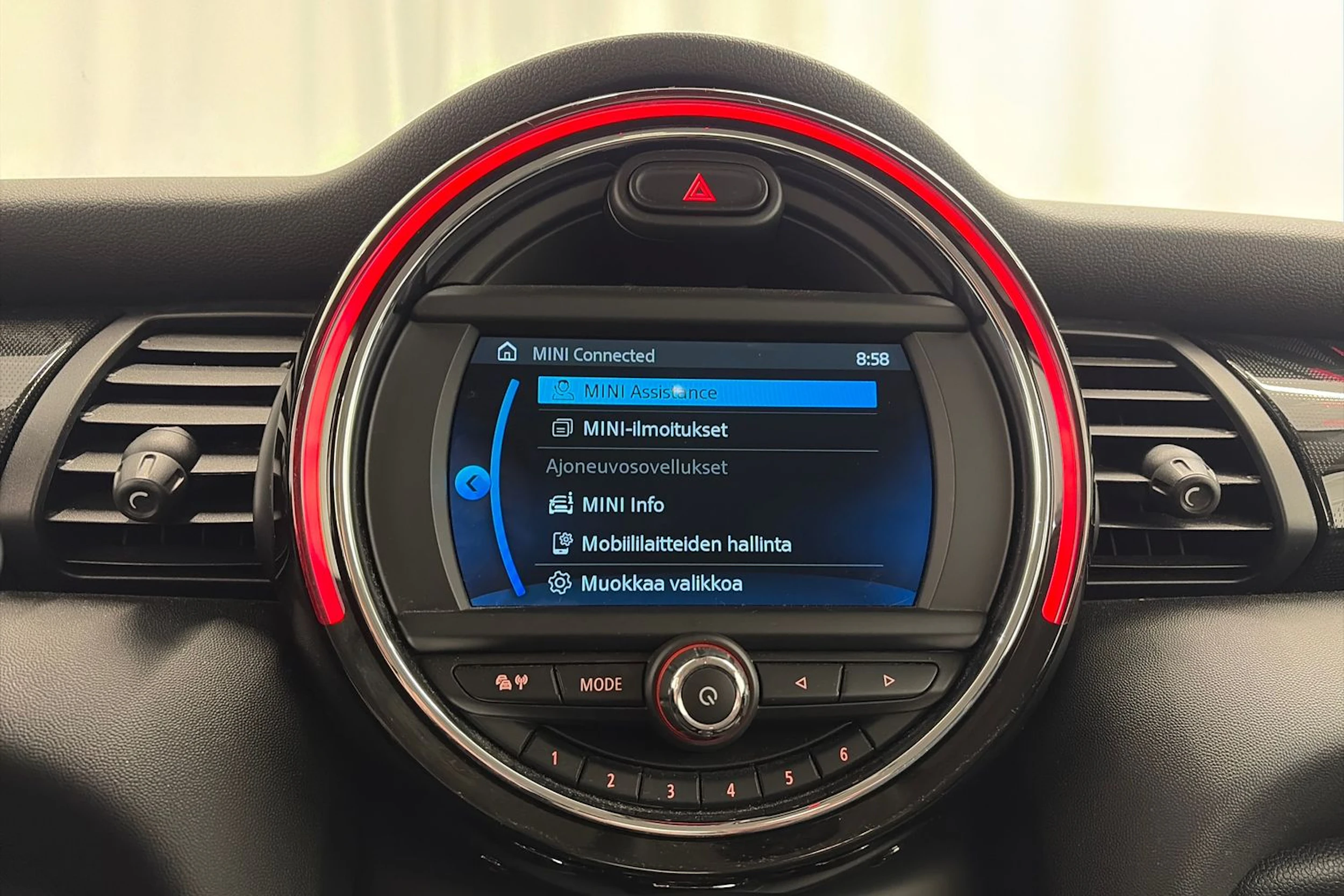 valkoinen Mini Cooper 2020 kuva 21.