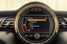 valkoinen Mini Cooper 2020 kuva 24.