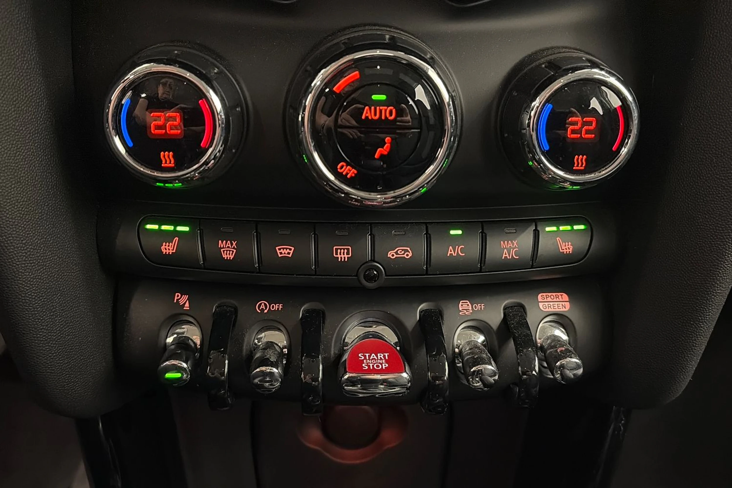 valkoinen Mini Cooper 2020 kuva 25.