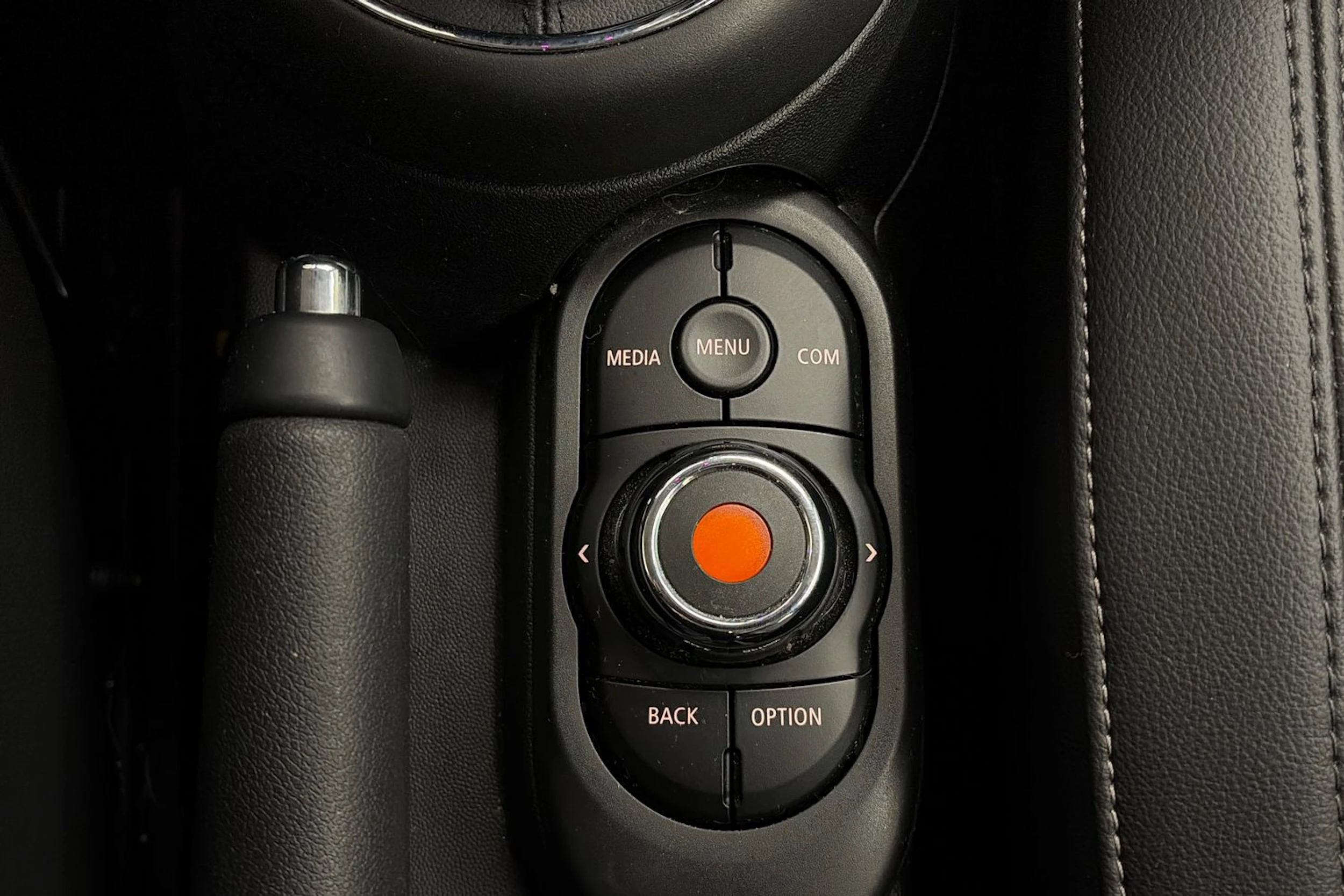 valkoinen Mini Cooper 2020 kuva 26.