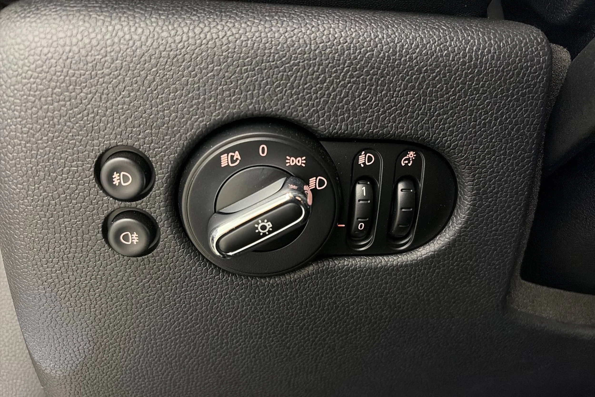 valkoinen Mini Cooper 2020 kuva 28.