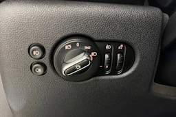 valkoinen Mini Cooper 2020 kuva 28.