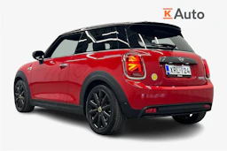 punainen Mini Cooper SE 2021 kuva 3.