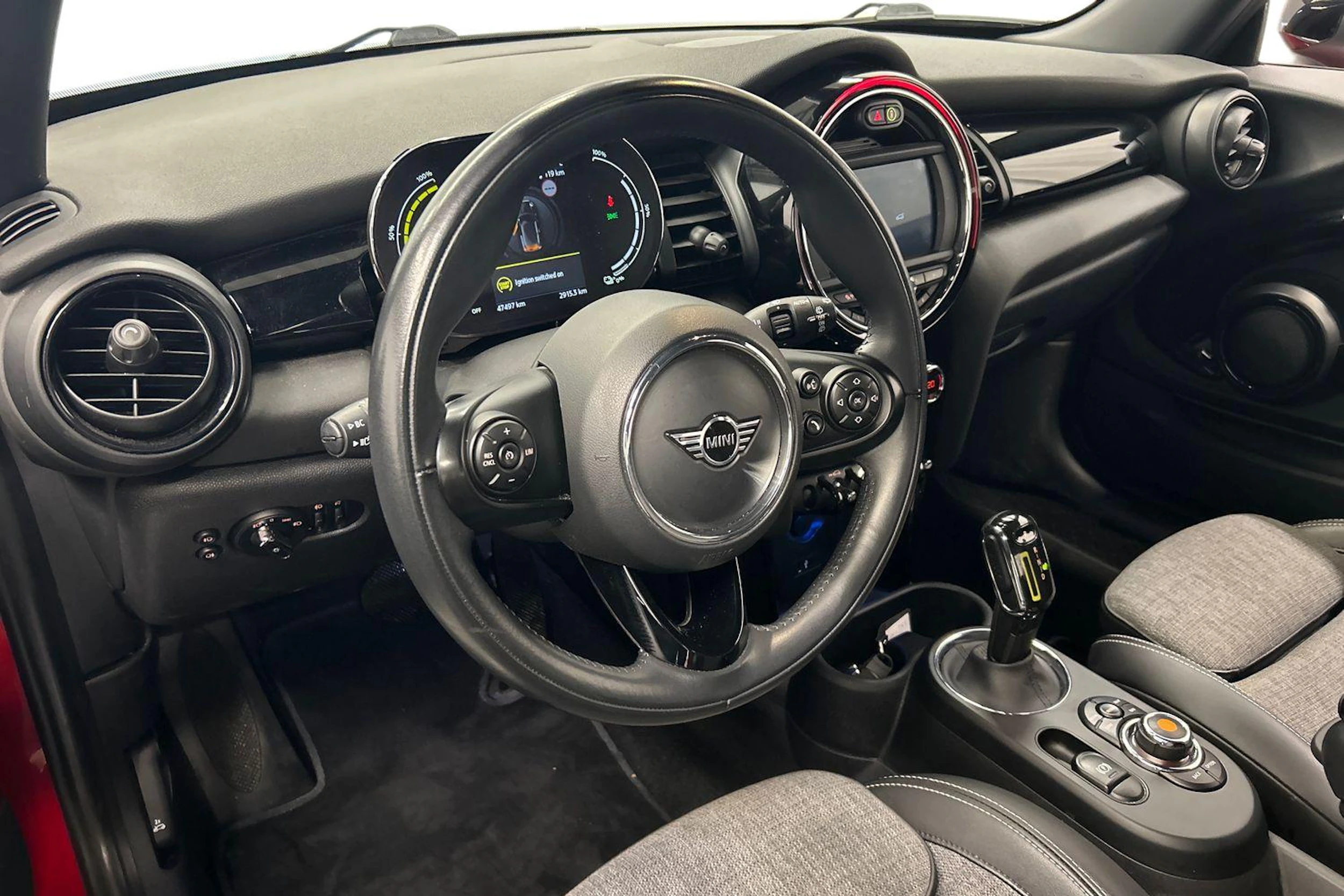 punainen Mini Cooper SE 2021 kuva 8.