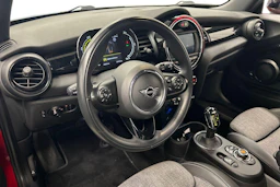 punainen Mini Cooper SE 2021 kuva 8.