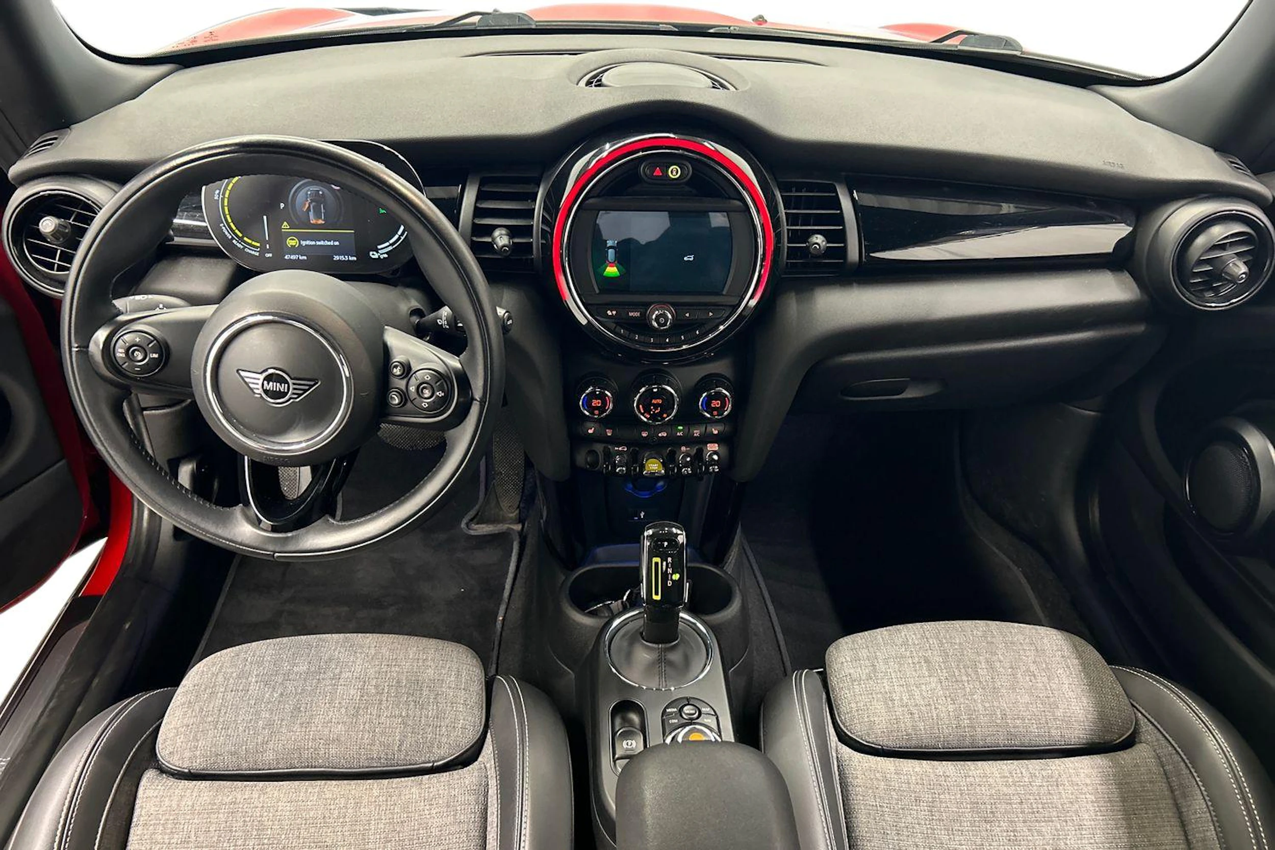 punainen Mini Cooper SE 2021 kuva 9.