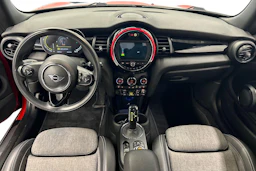punainen Mini Cooper SE 2021 kuva 9.