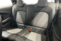 punainen Mini Cooper SE 2021 kuva 11.