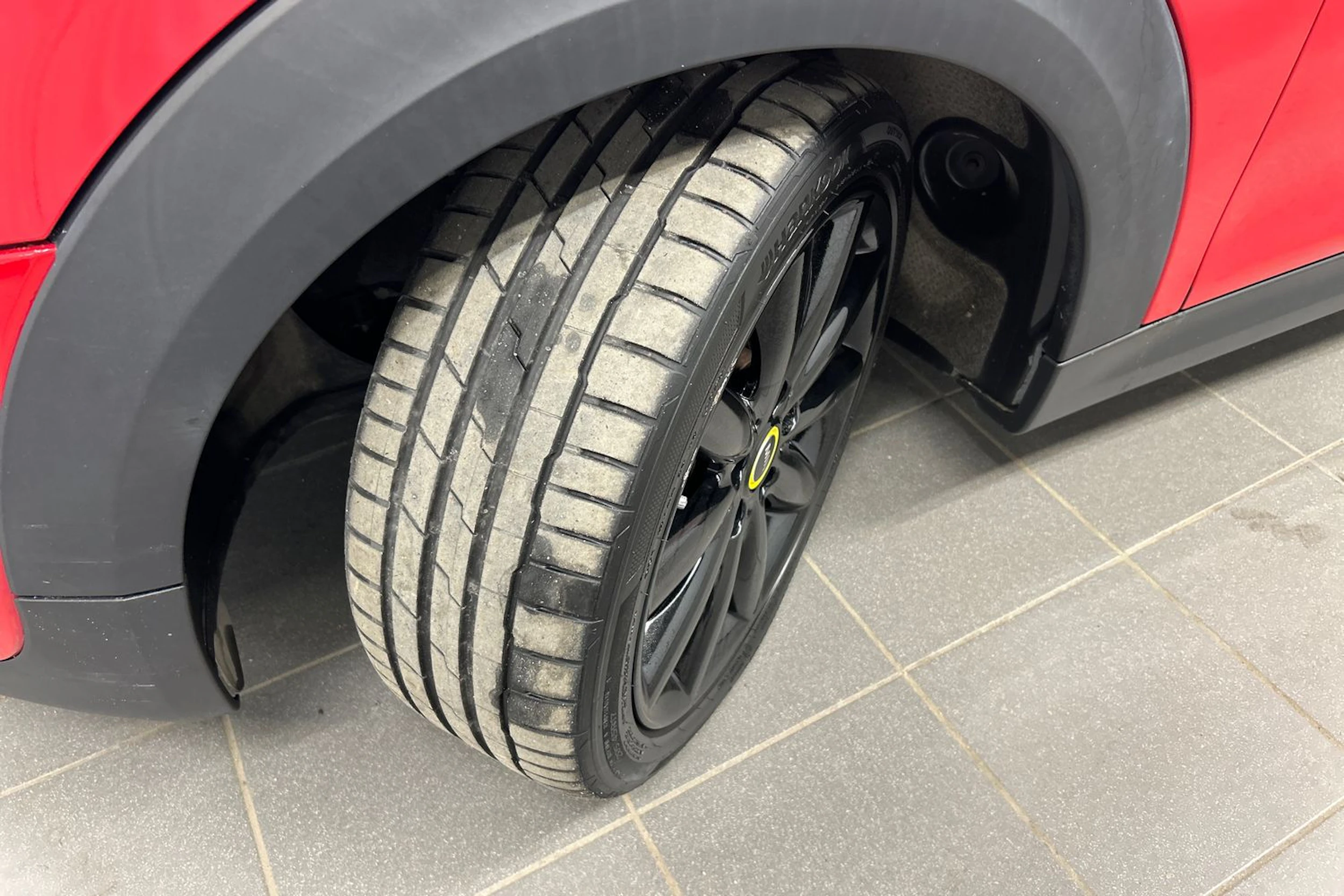 punainen Mini Cooper SE 2021 kuva 13.