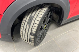 punainen Mini Cooper SE 2021 kuva 13.