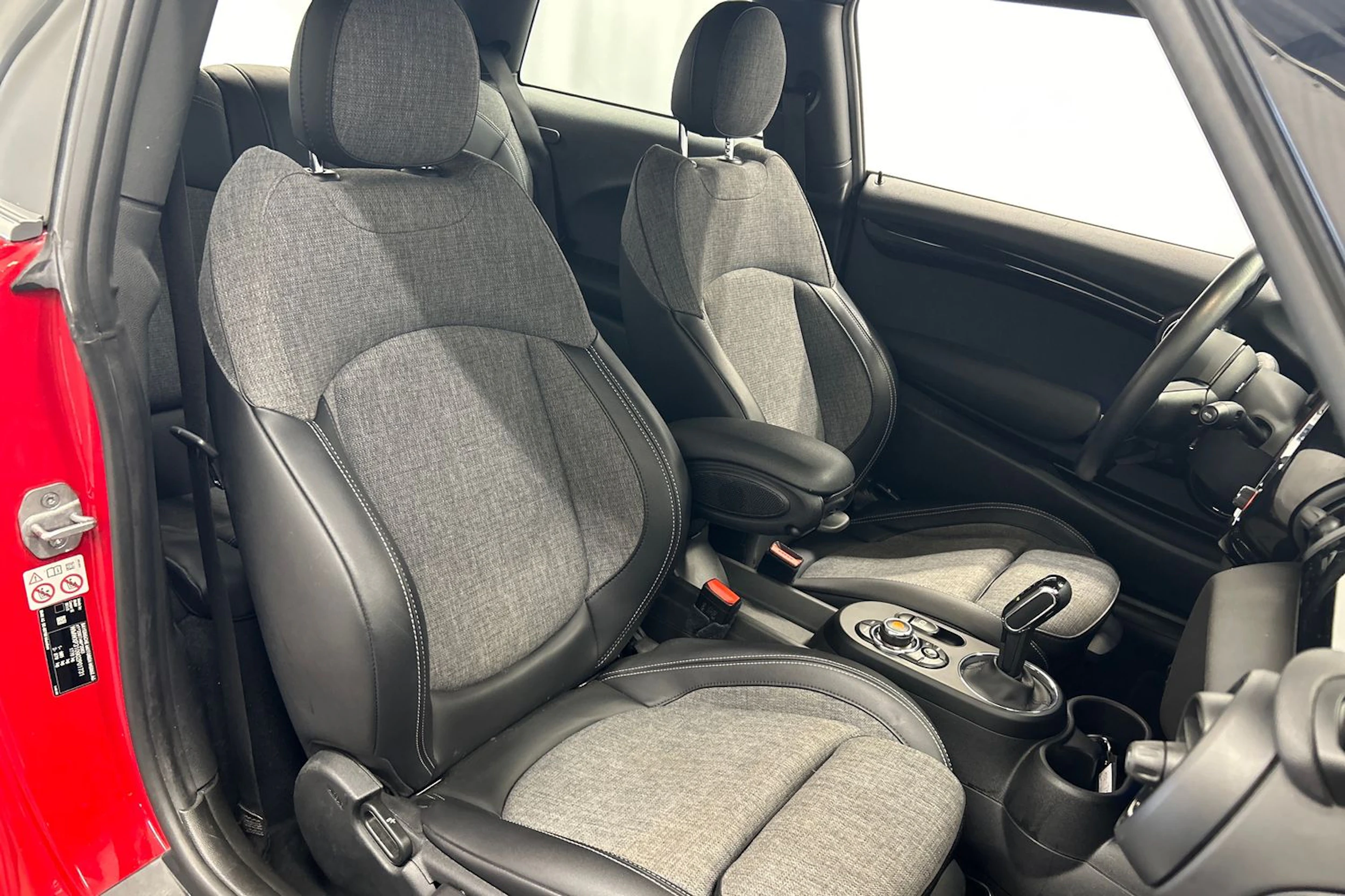 punainen Mini Cooper SE 2021 kuva 15.