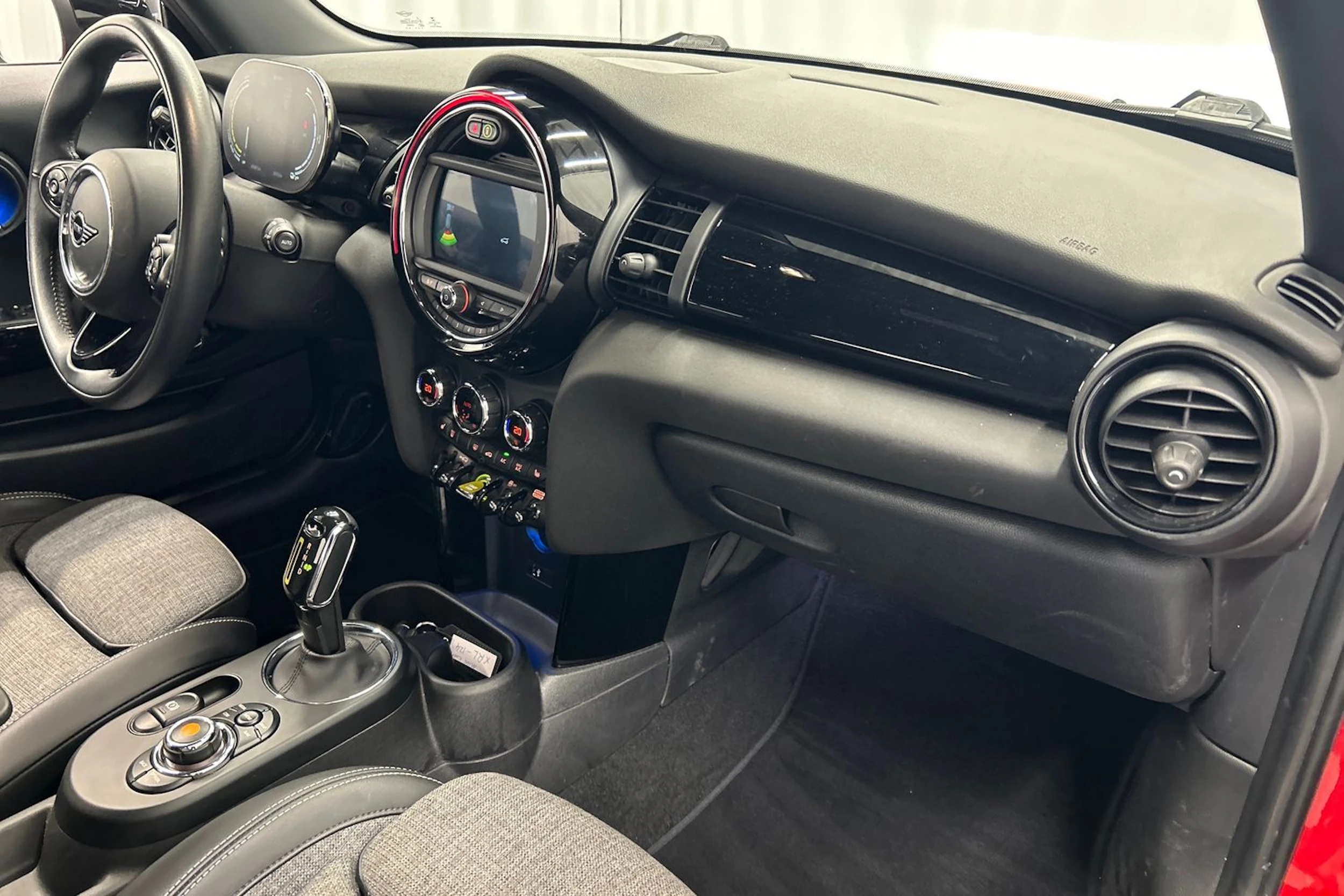 punainen Mini Cooper SE 2021 kuva 16.