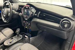 punainen Mini Cooper SE 2021 kuva 16.