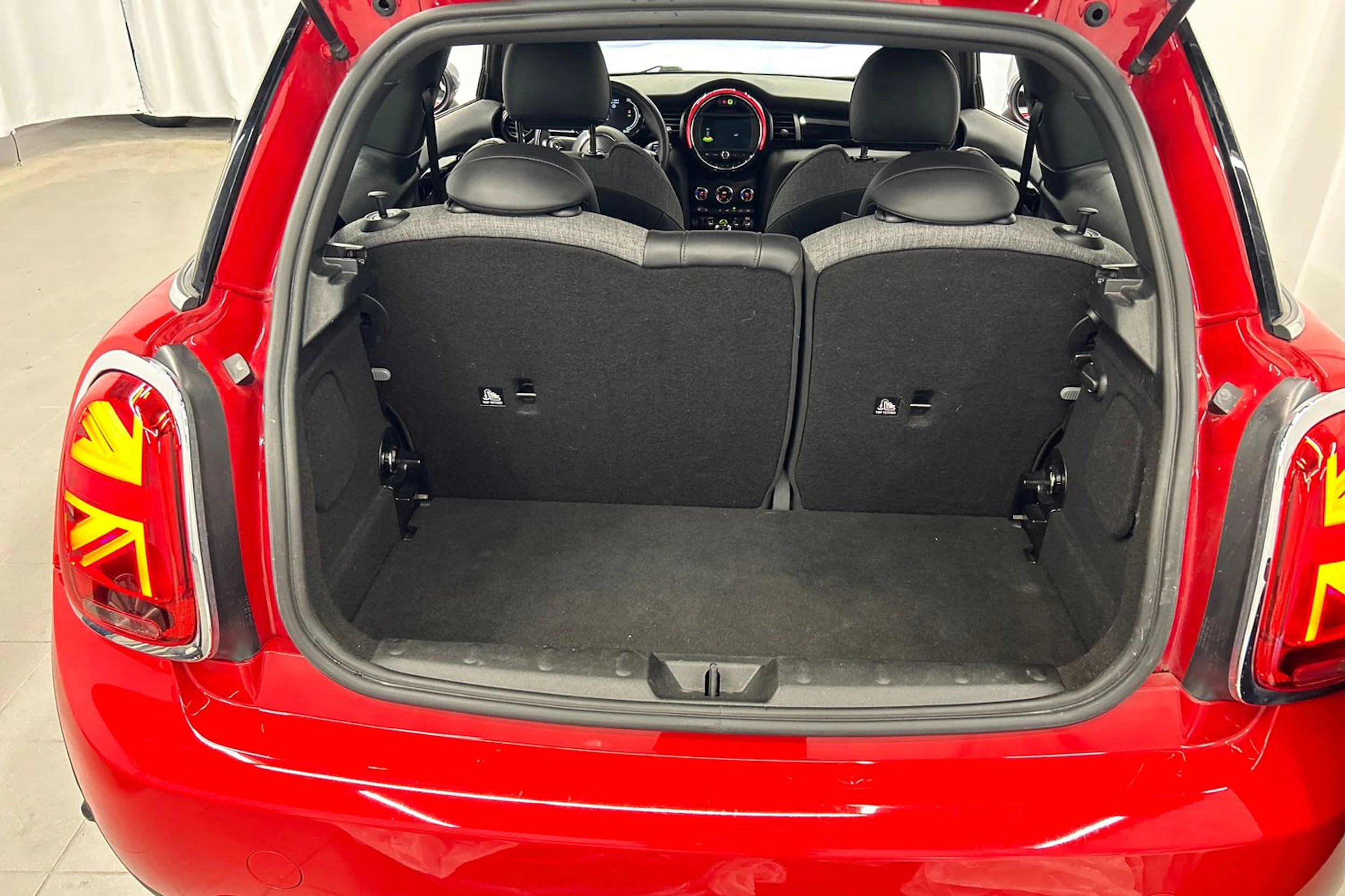 punainen Mini Cooper SE 2021 kuva 17.