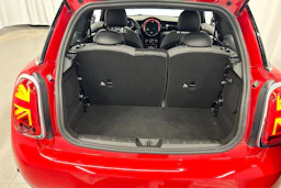 punainen Mini Cooper SE 2021 kuva 17.