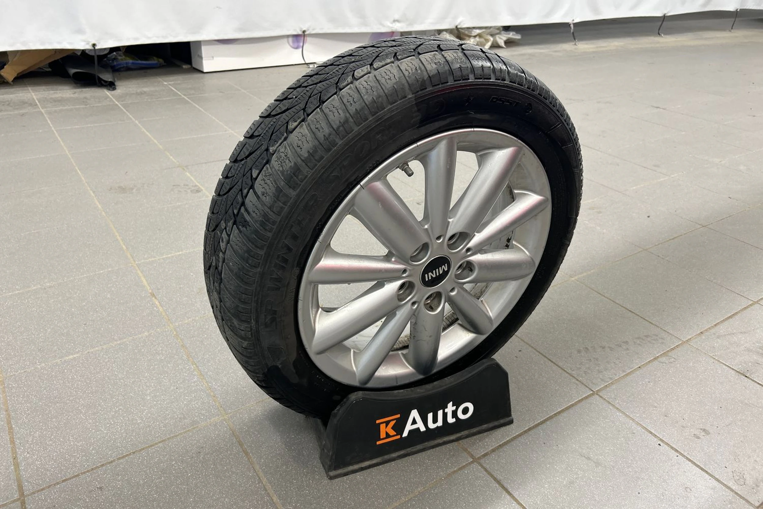 punainen Mini Cooper SE 2021 kuva 18.