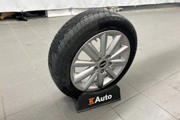 punainen Mini Cooper SE 2021 kuva 18.