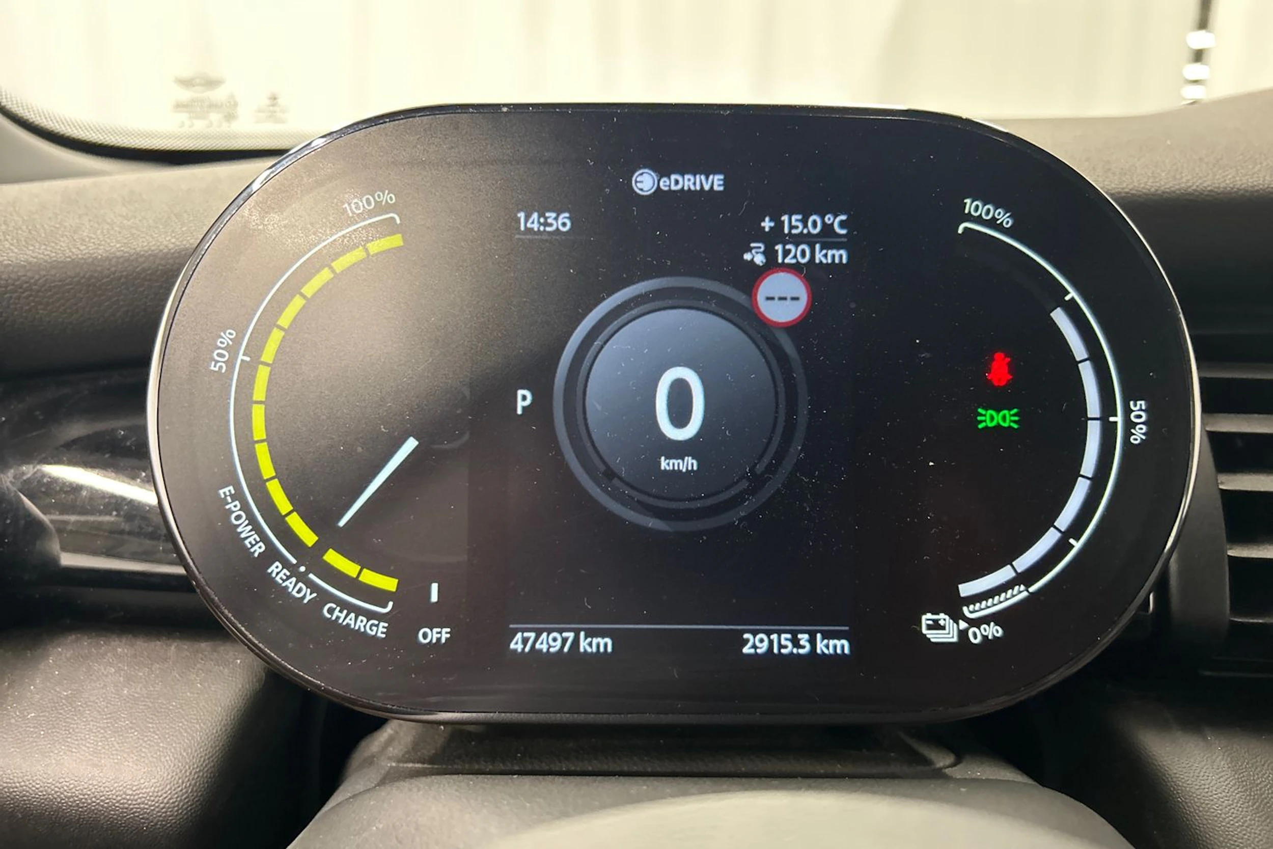 punainen Mini Cooper SE 2021 kuva 19.