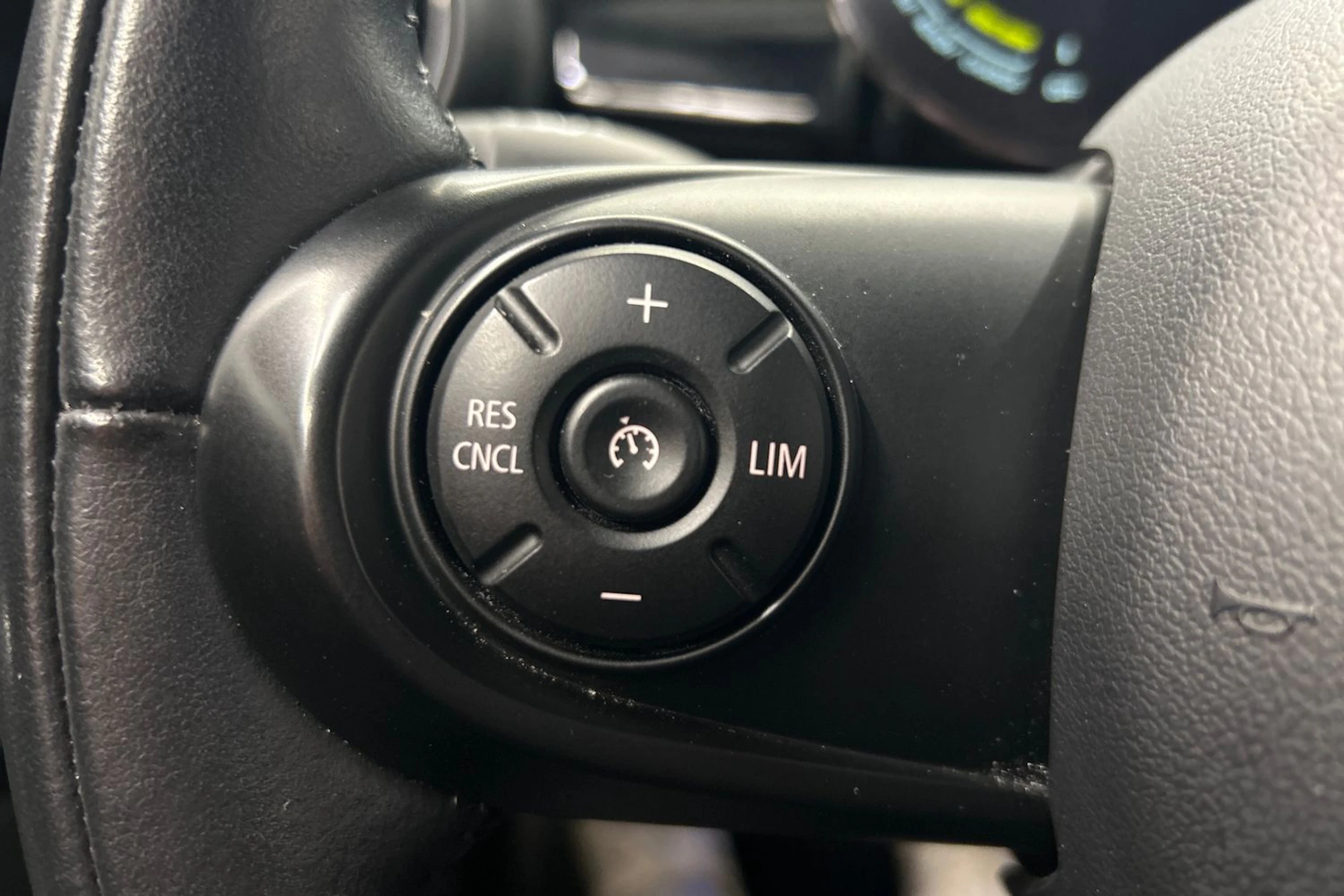 punainen Mini Cooper SE 2021 kuva 20.