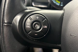 punainen Mini Cooper SE 2021 kuva 20.