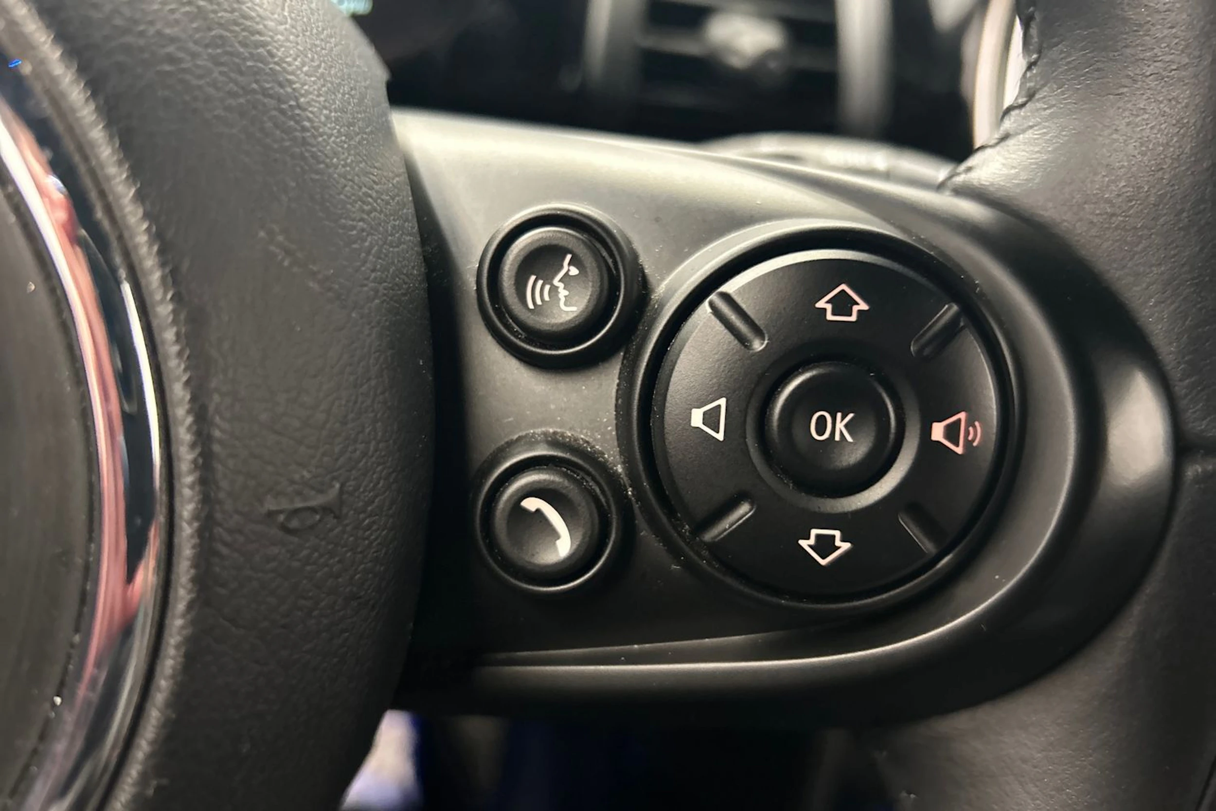 punainen Mini Cooper SE 2021 kuva 21.